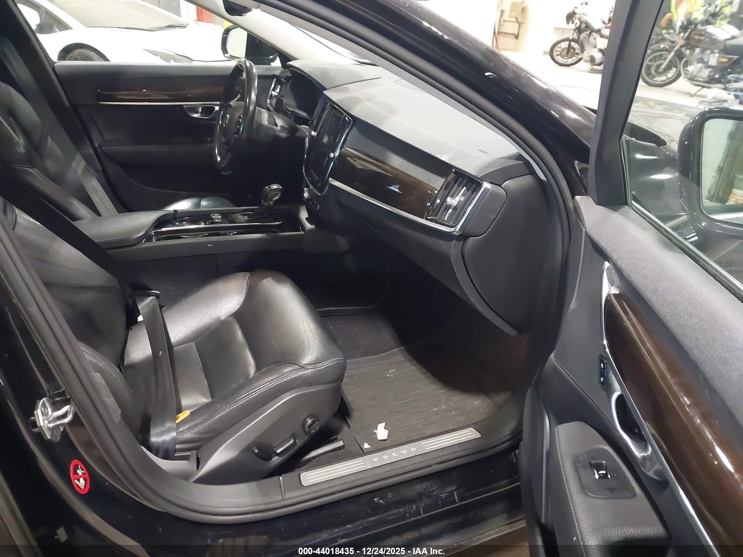 VOLVO S90 image 5