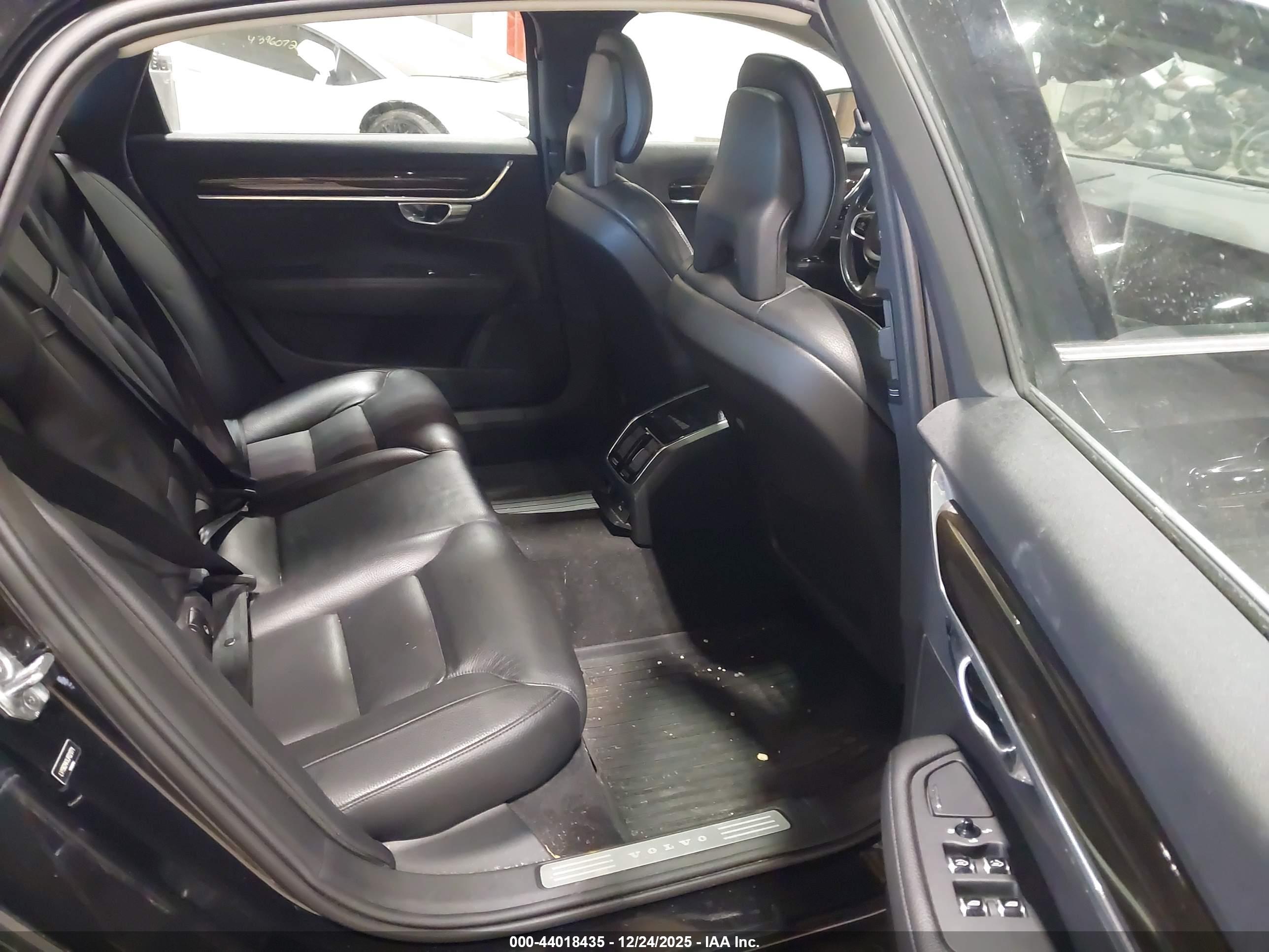 VOLVO S90 image 8
