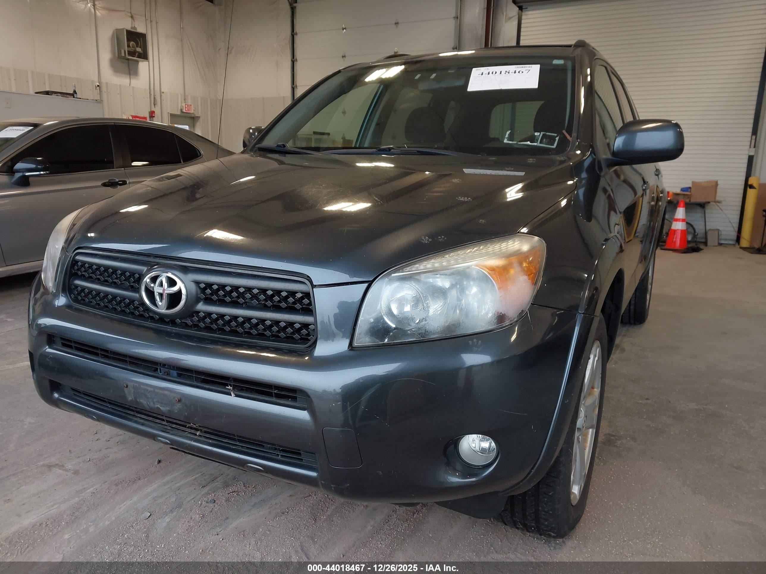 TOYOTA RAV4 image 2