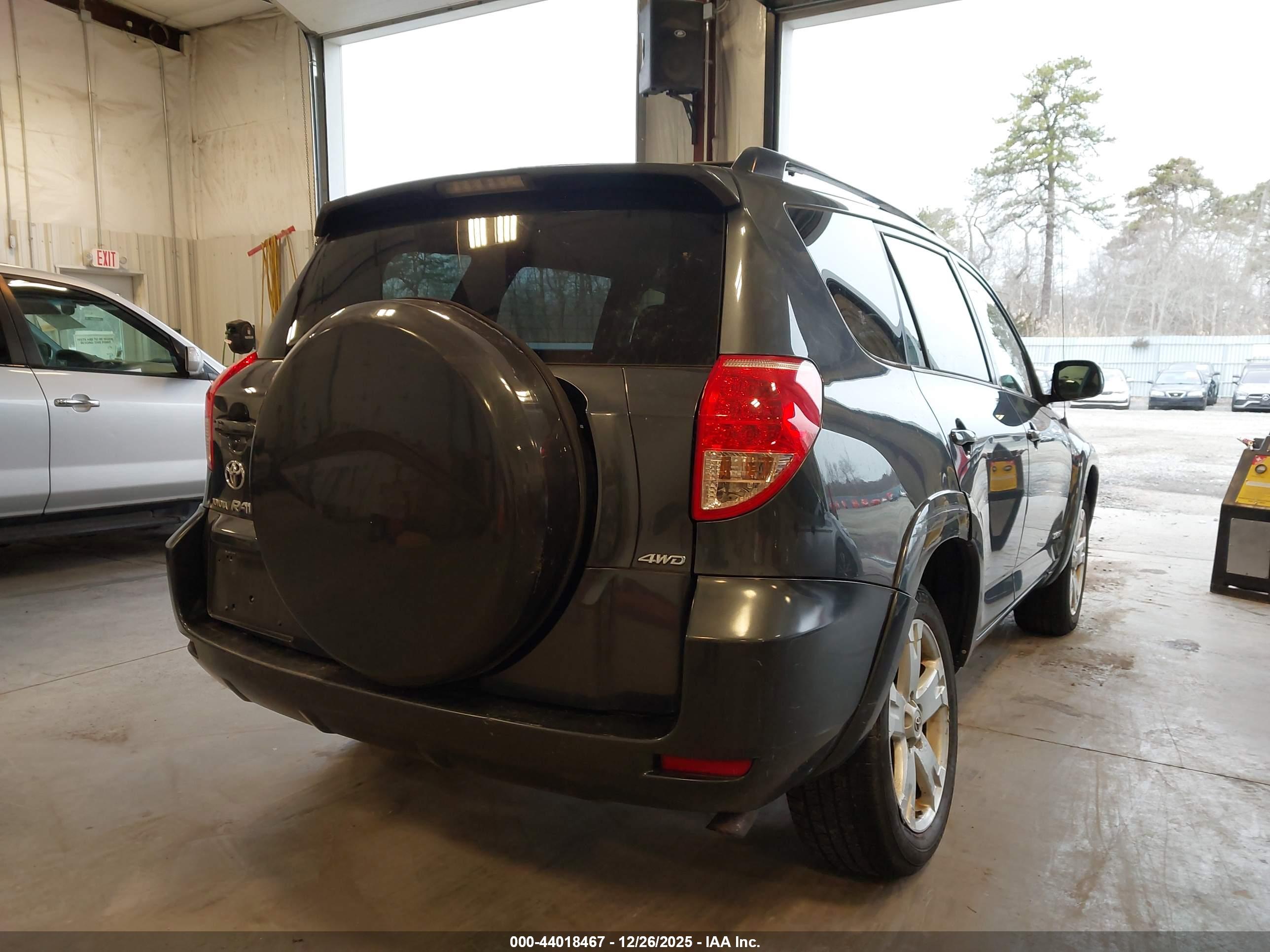 TOYOTA RAV4 image 4