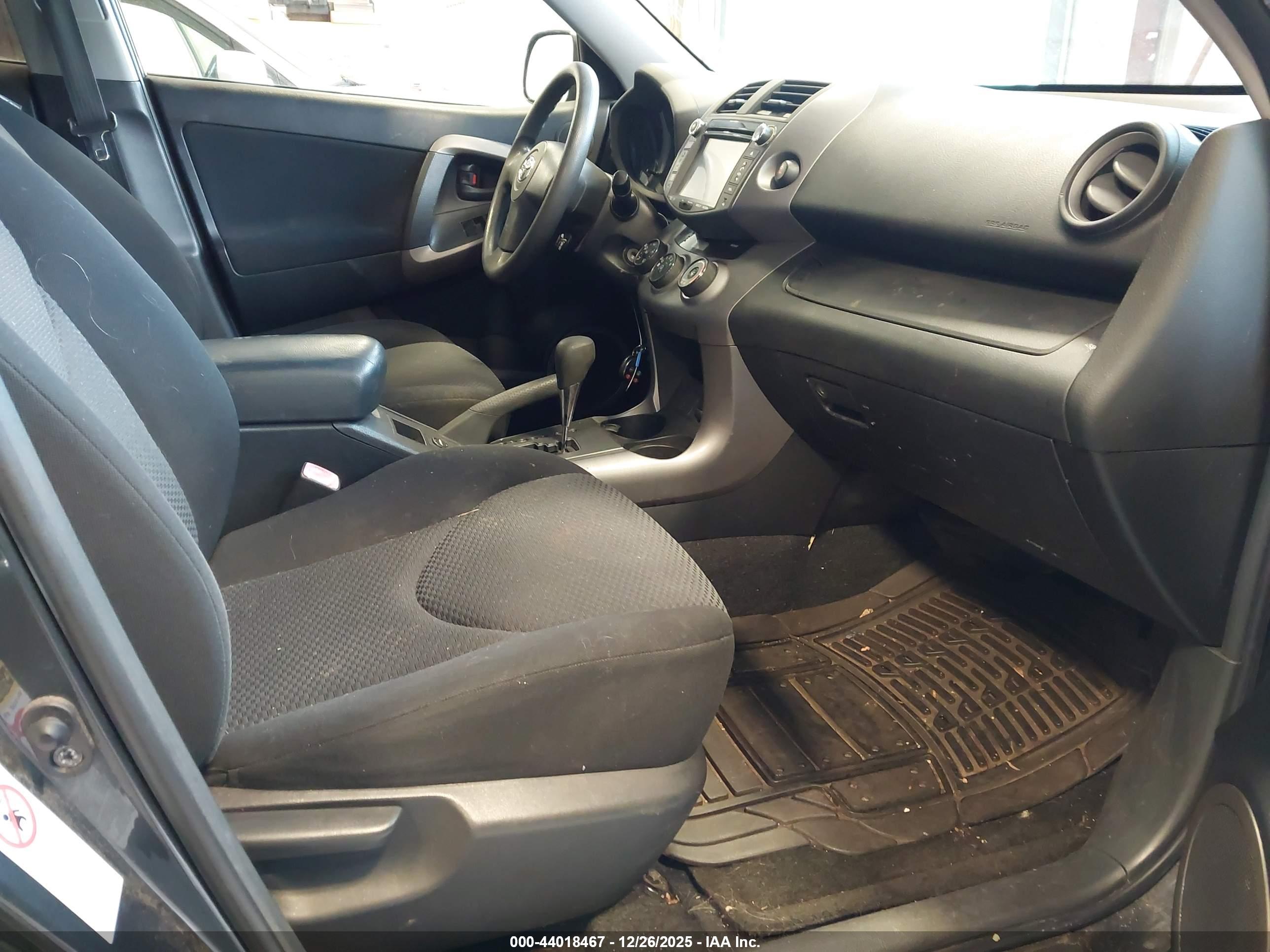 TOYOTA RAV4 image 5
