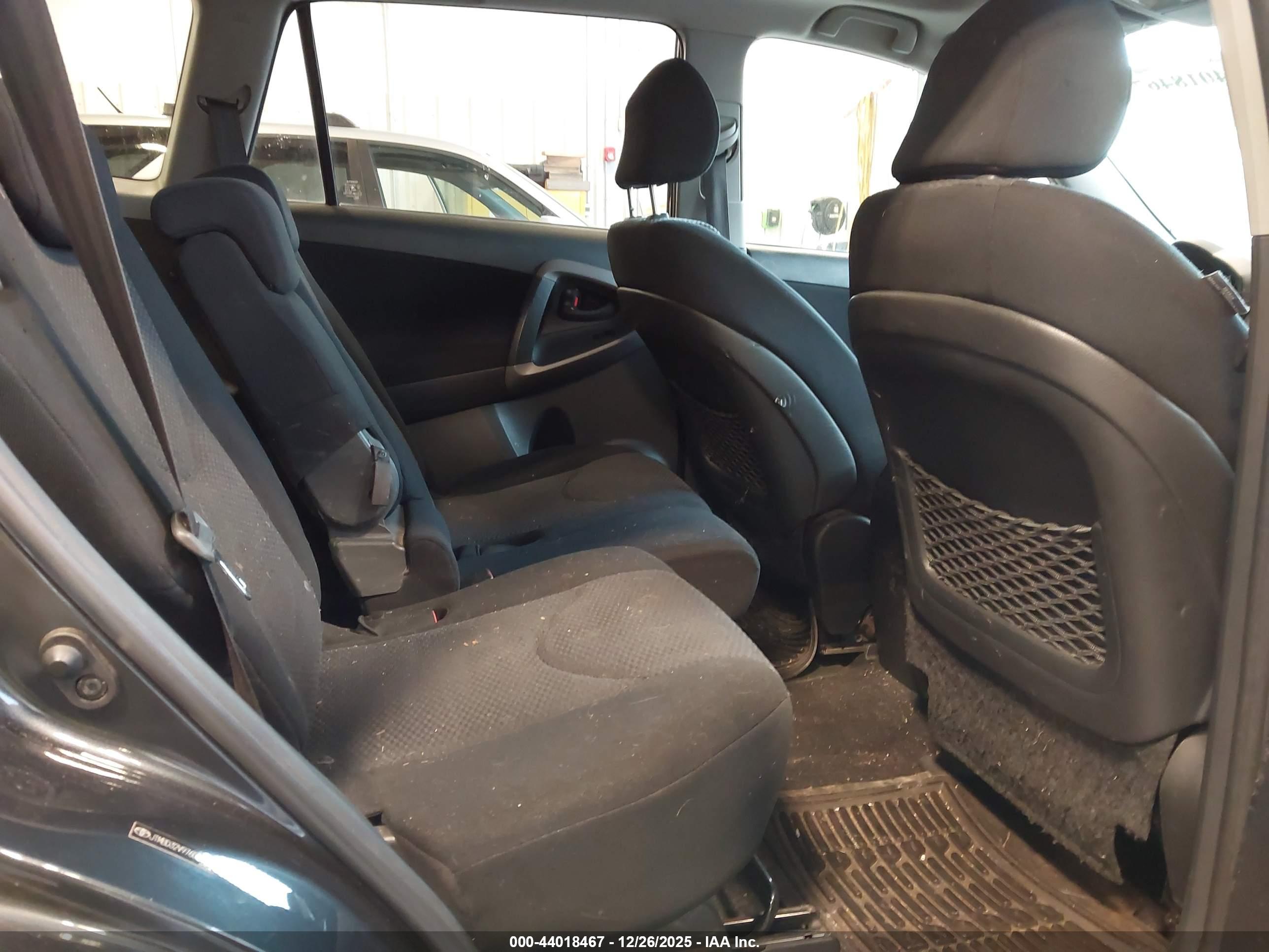 TOYOTA RAV4 image 8