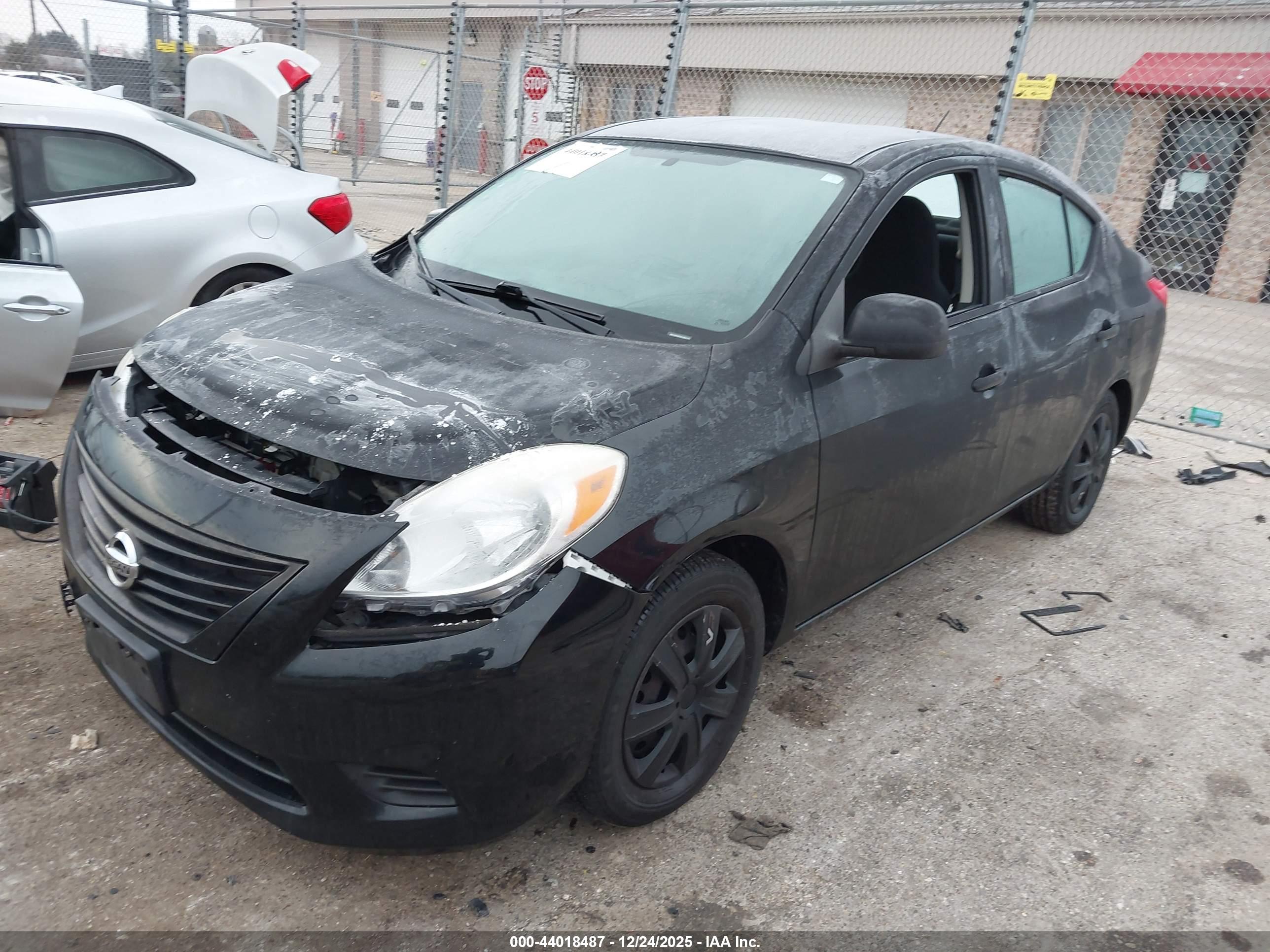 NISSAN VERSA image 2