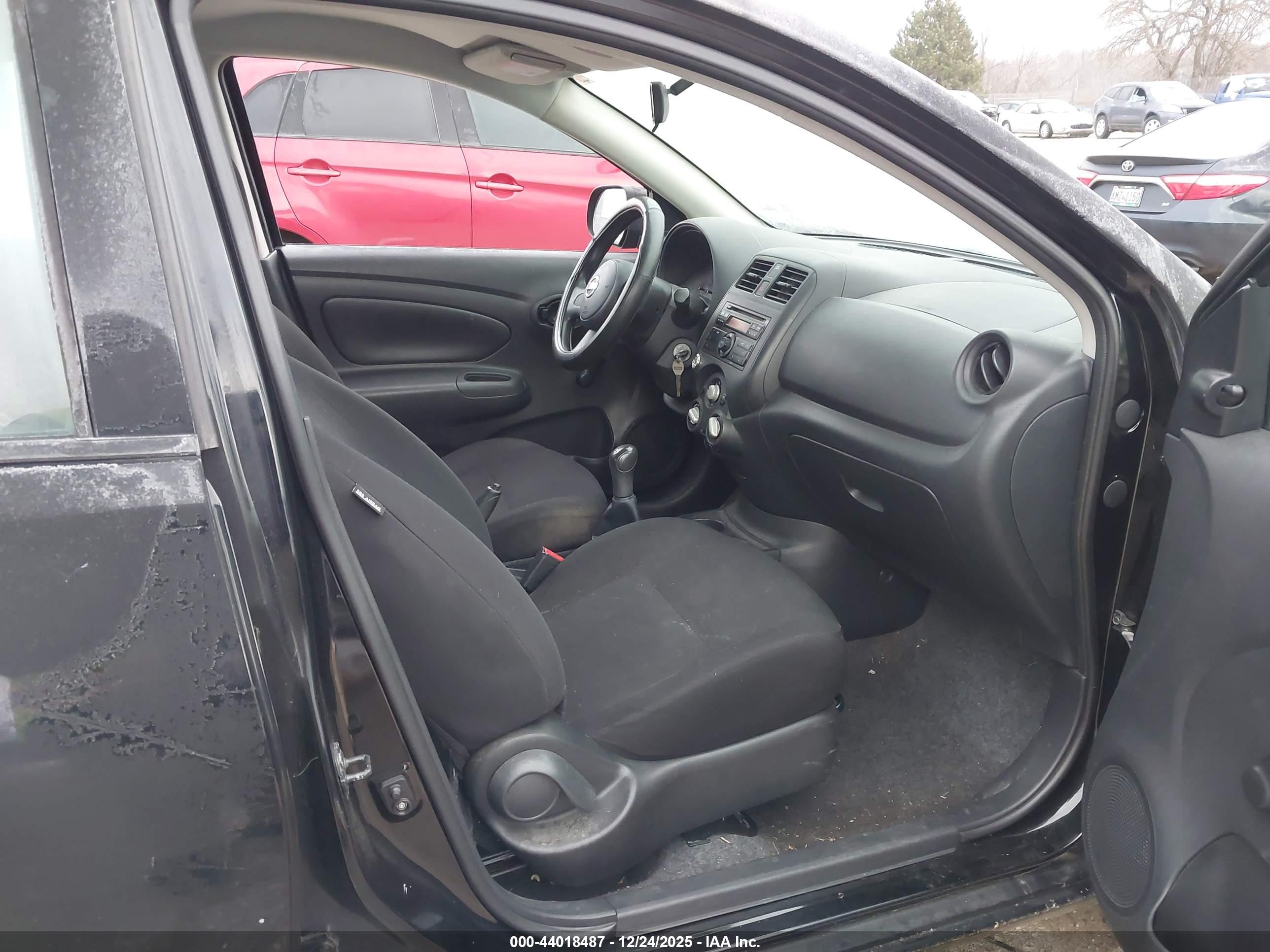 NISSAN VERSA image 5