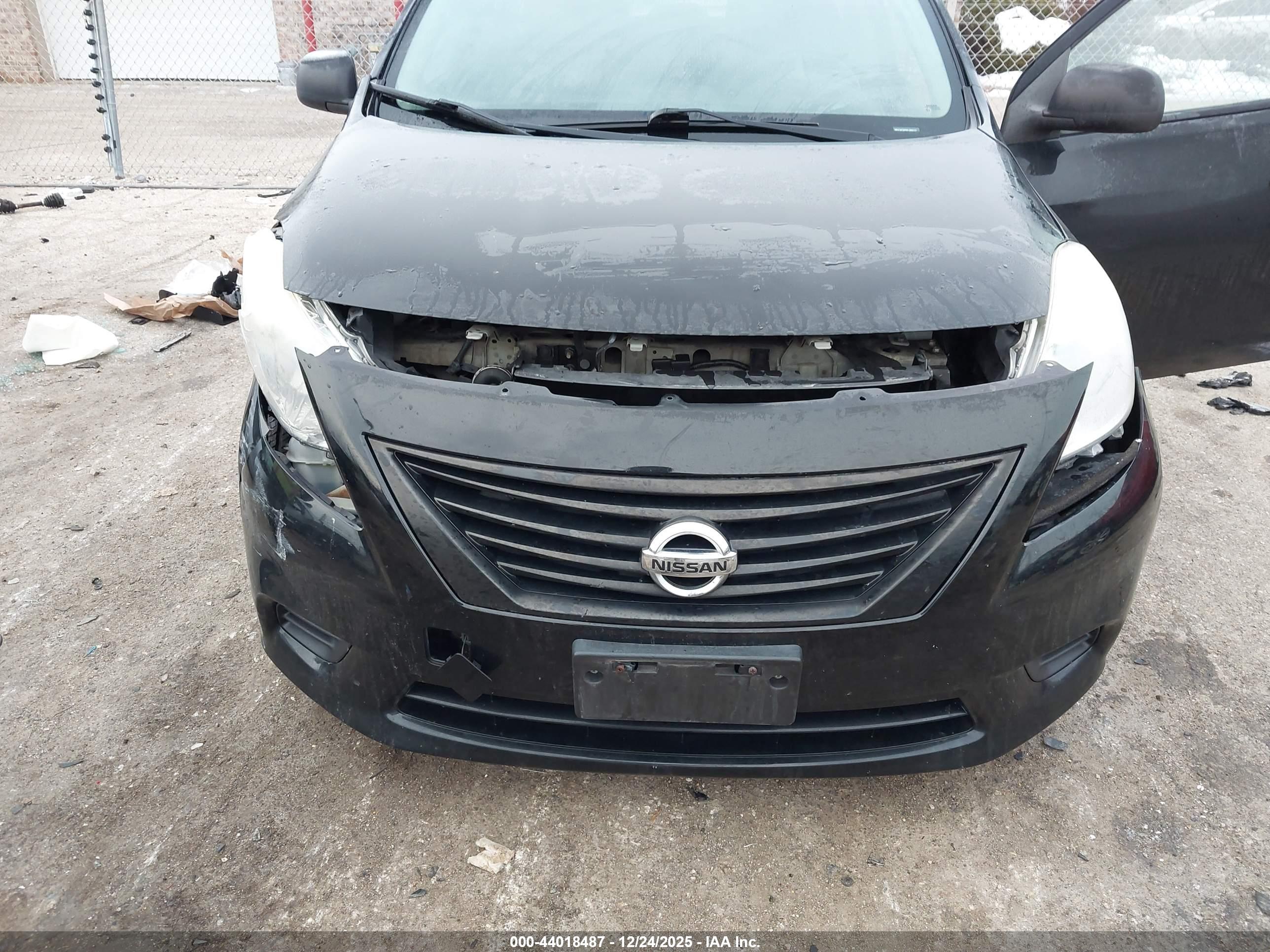 NISSAN VERSA image 6