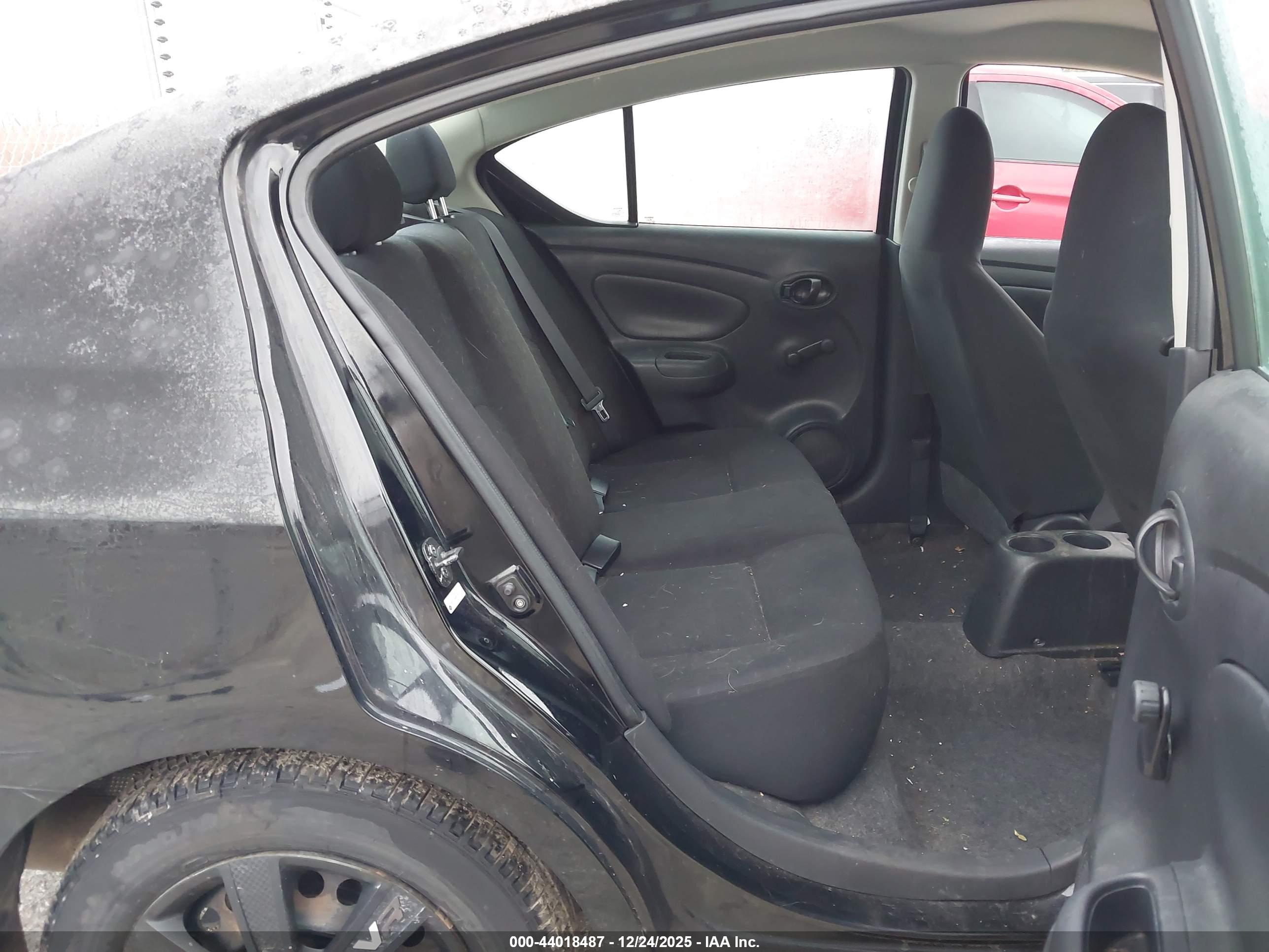NISSAN VERSA image 8