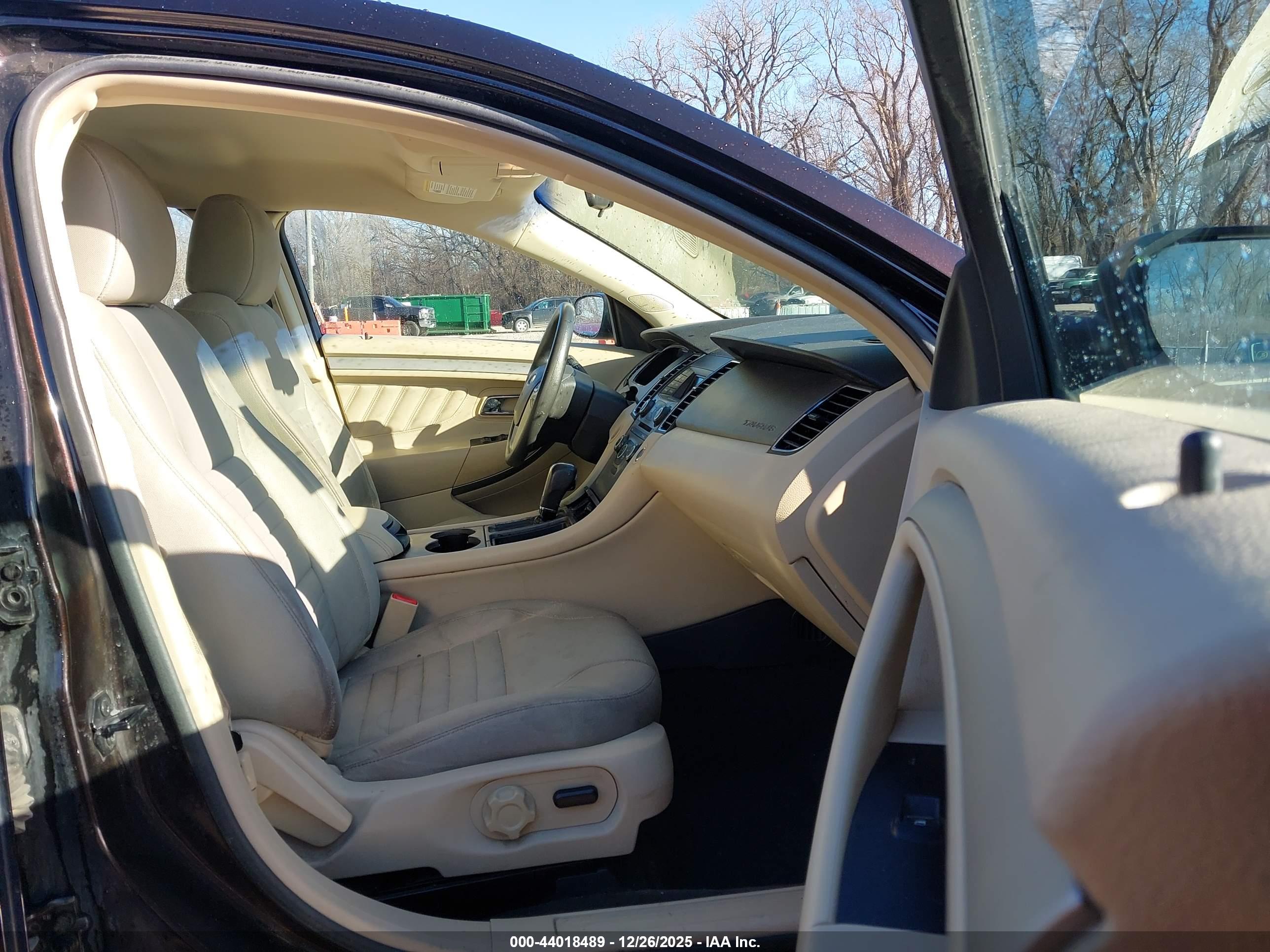 FORD TAURUS image 5