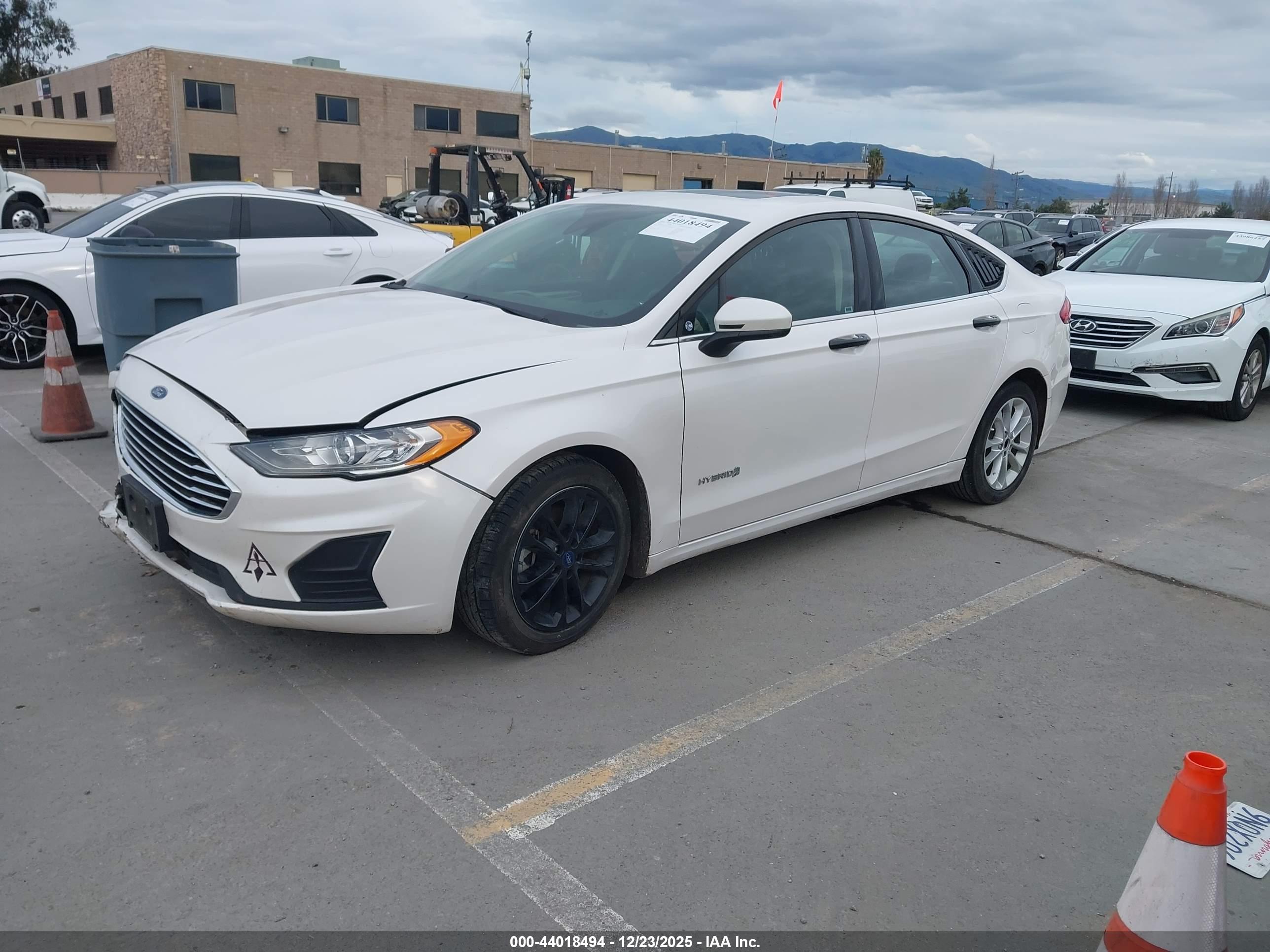 FORD FUSION image 2