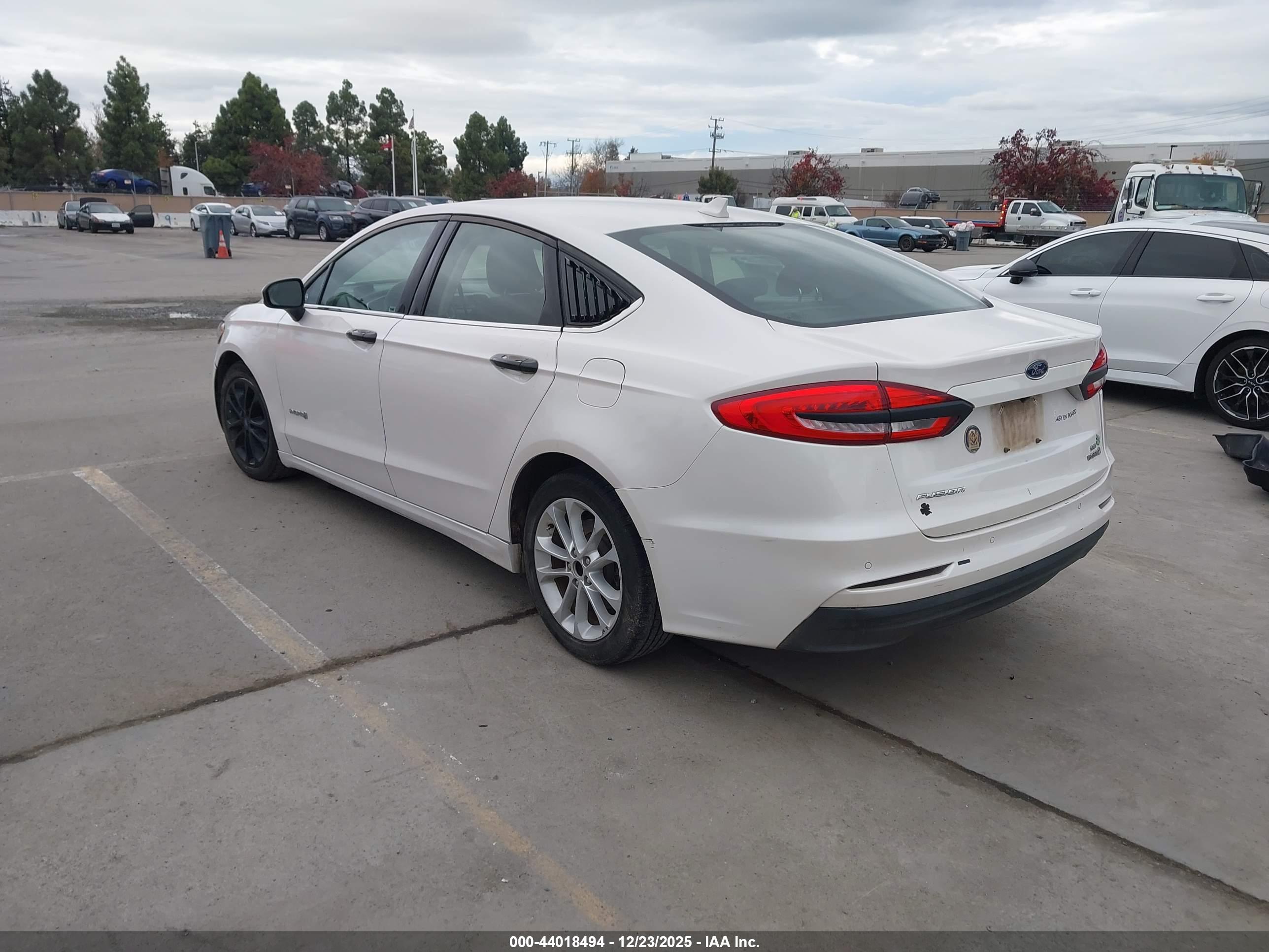 FORD FUSION image 3