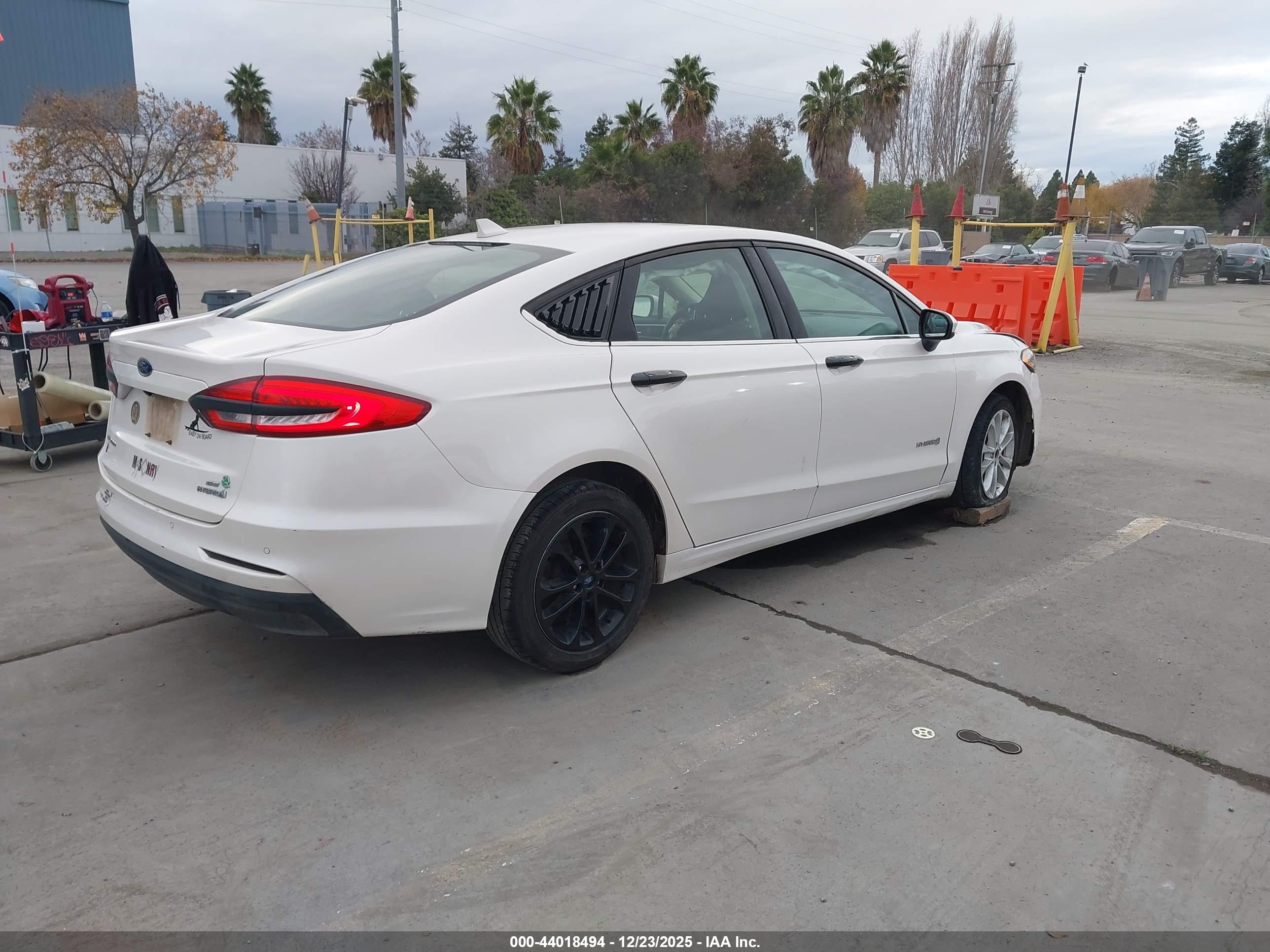 FORD FUSION image 4