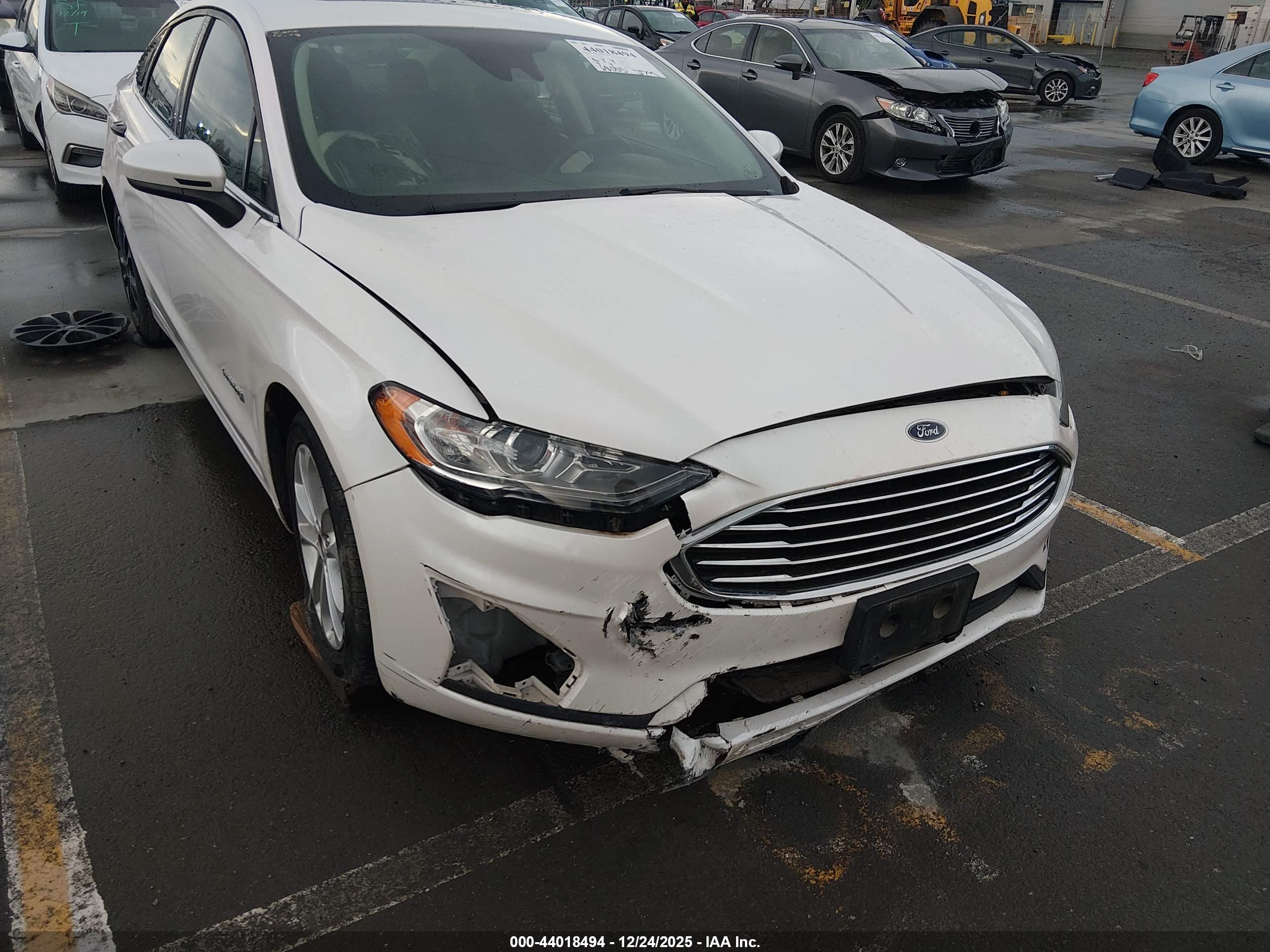 FORD FUSION image 6