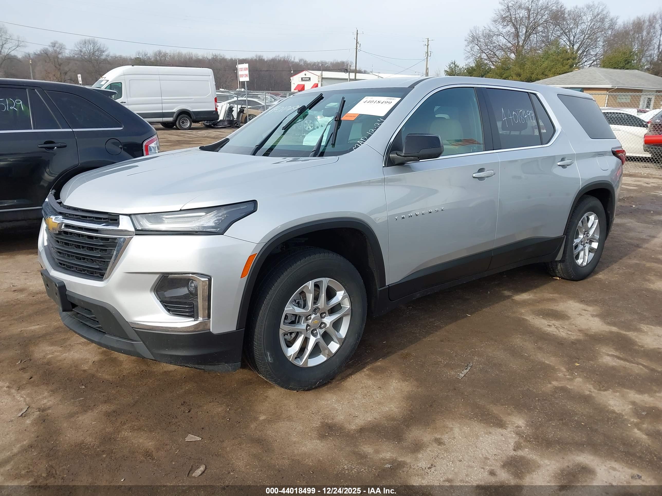 CHEVROLET TRAVERSE image 2