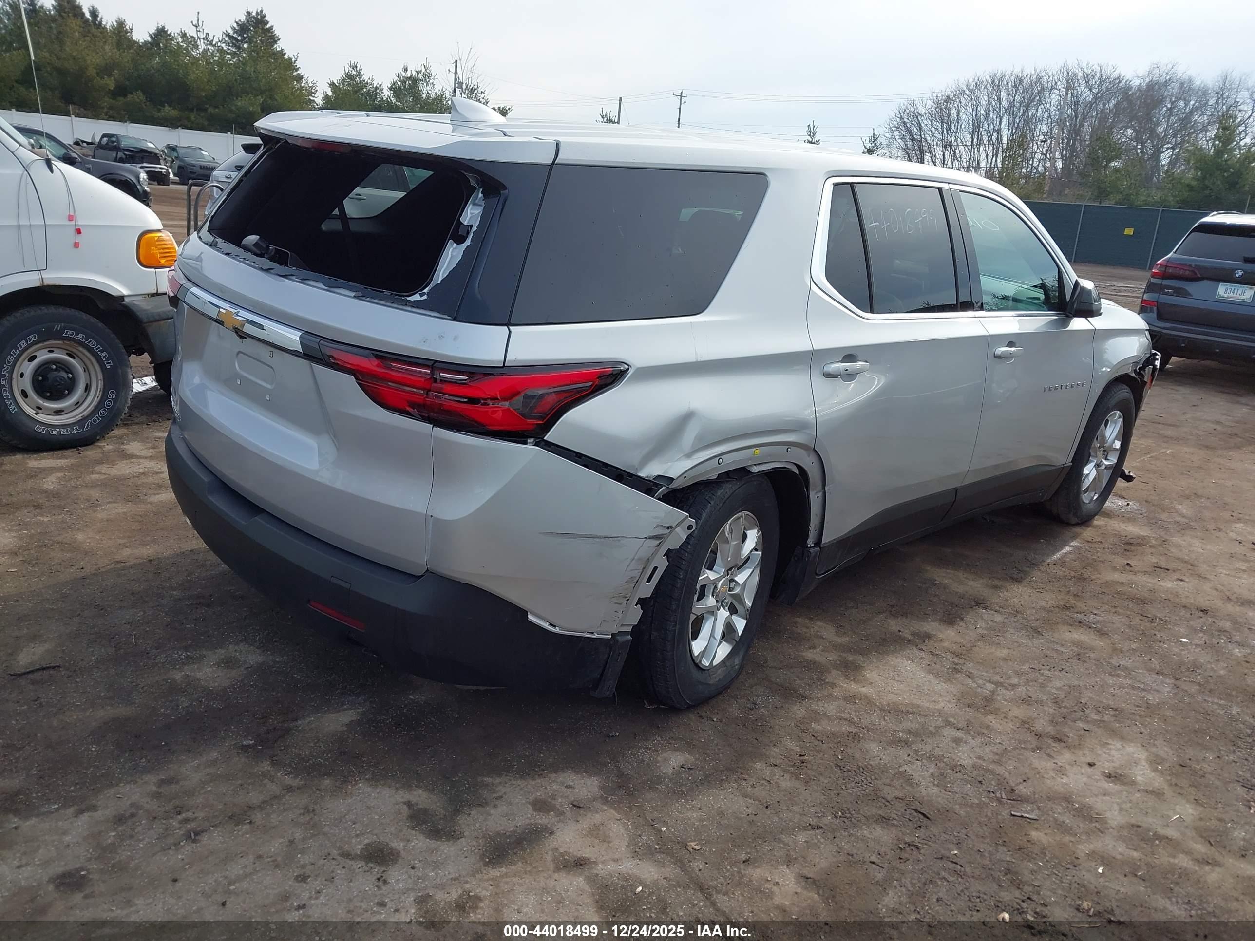 CHEVROLET TRAVERSE image 4