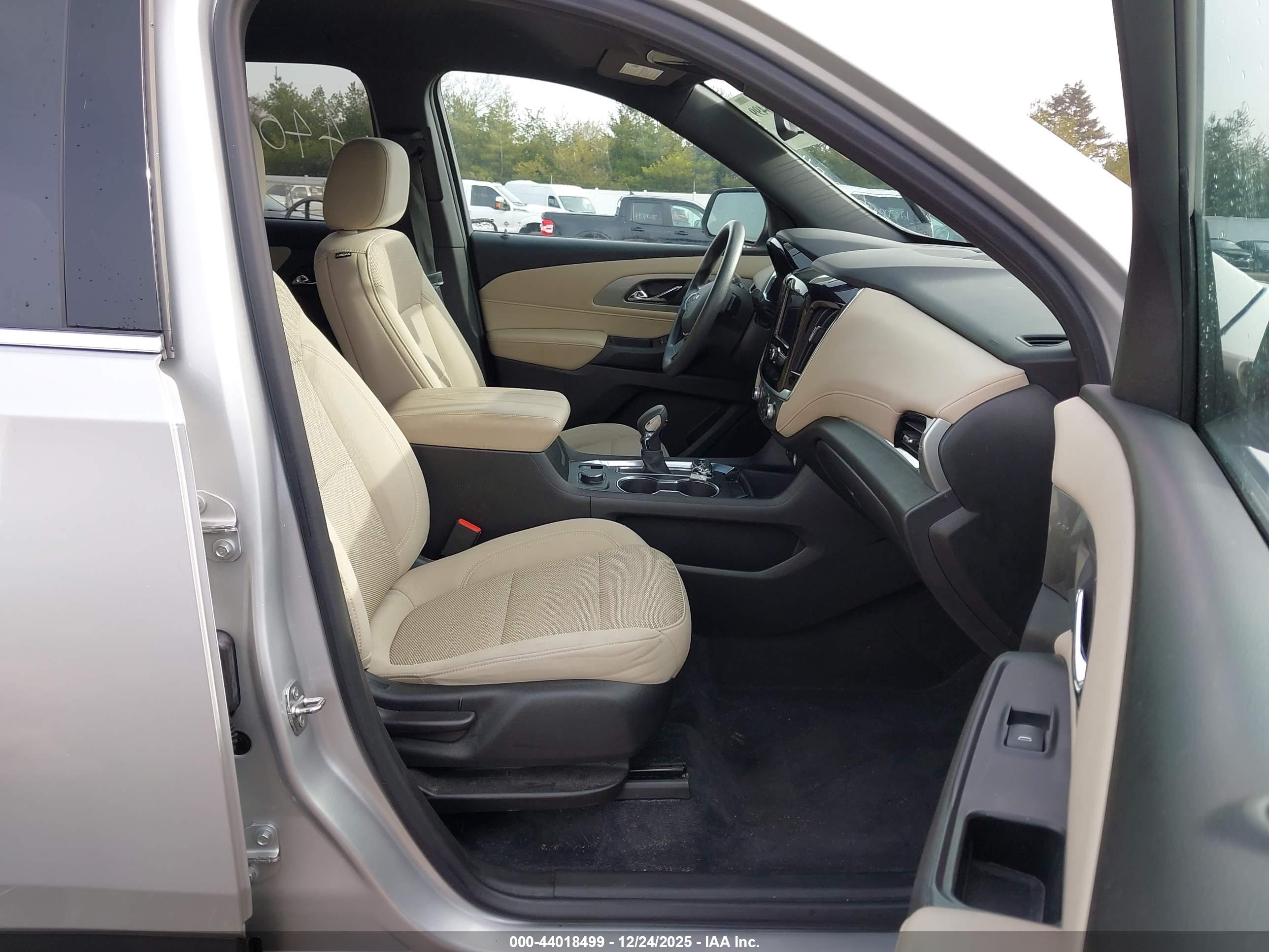 CHEVROLET TRAVERSE image 5