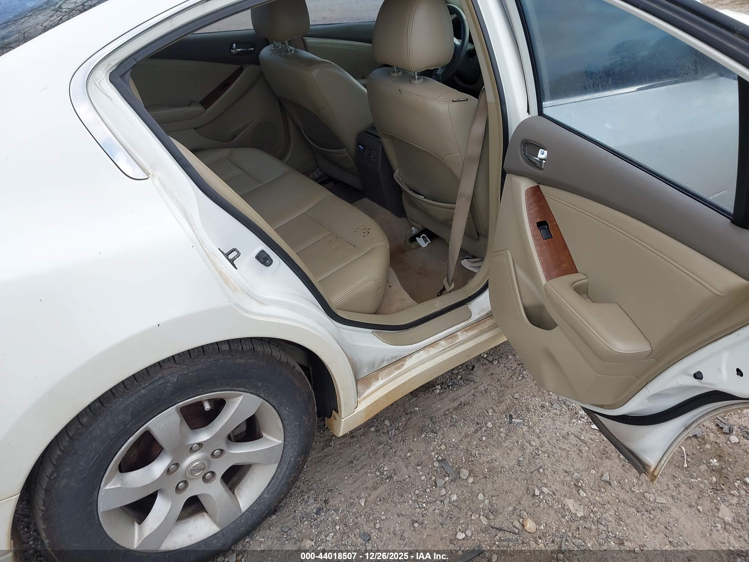 NISSAN ALTIMA image 8