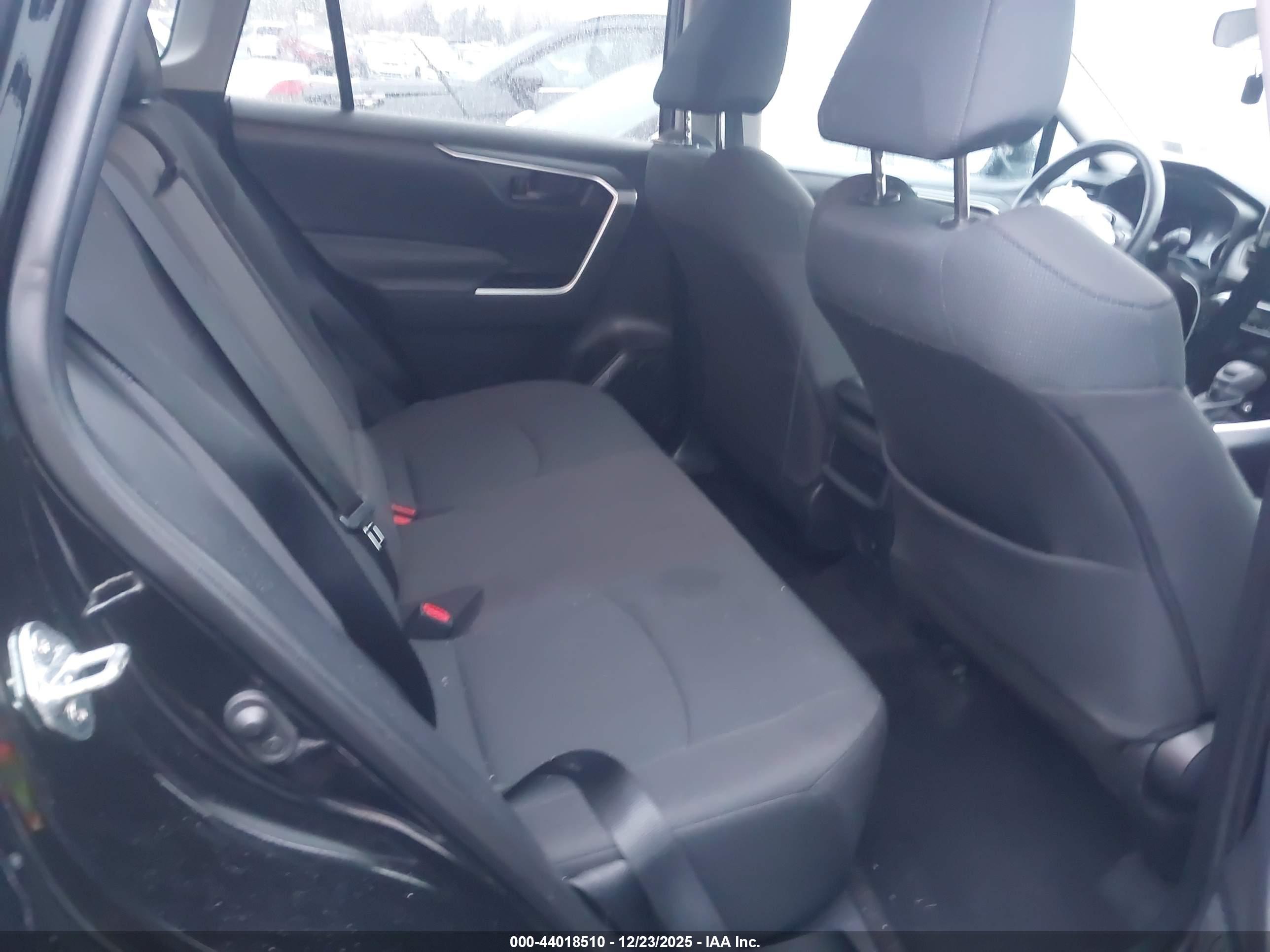 TOYOTA RAV4 image 8