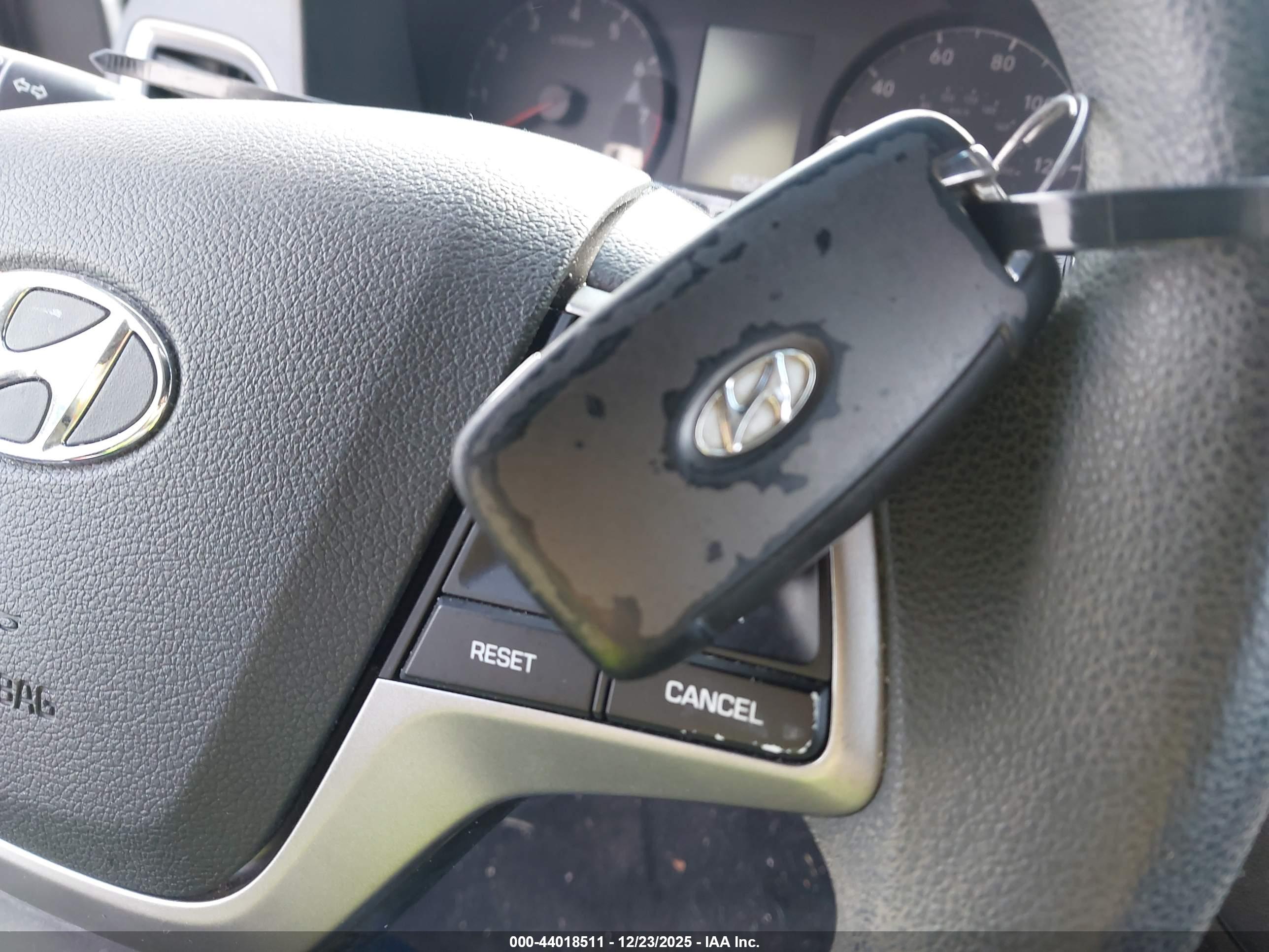 HYUNDAI ACCENT image 11