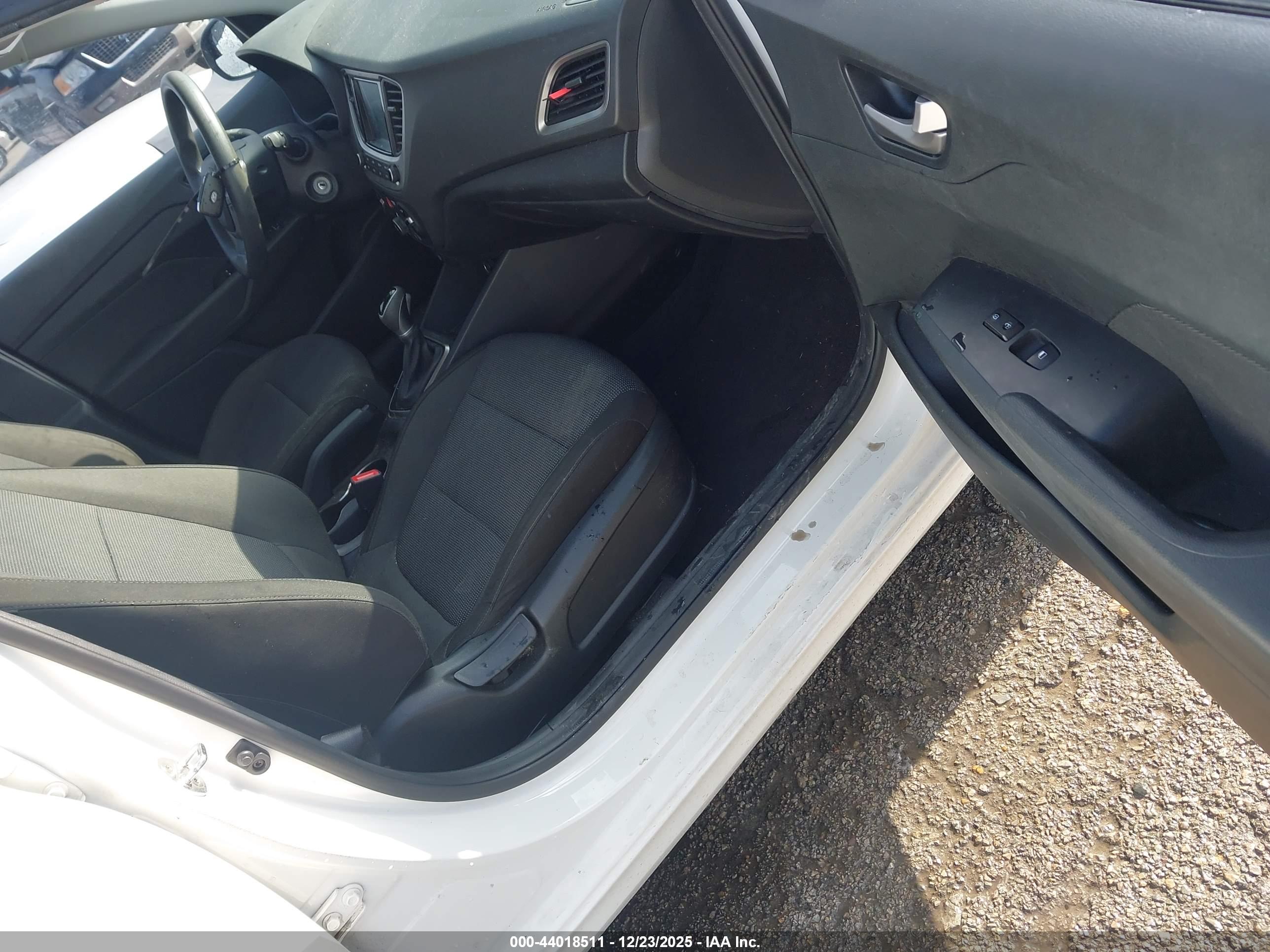 HYUNDAI ACCENT image 5