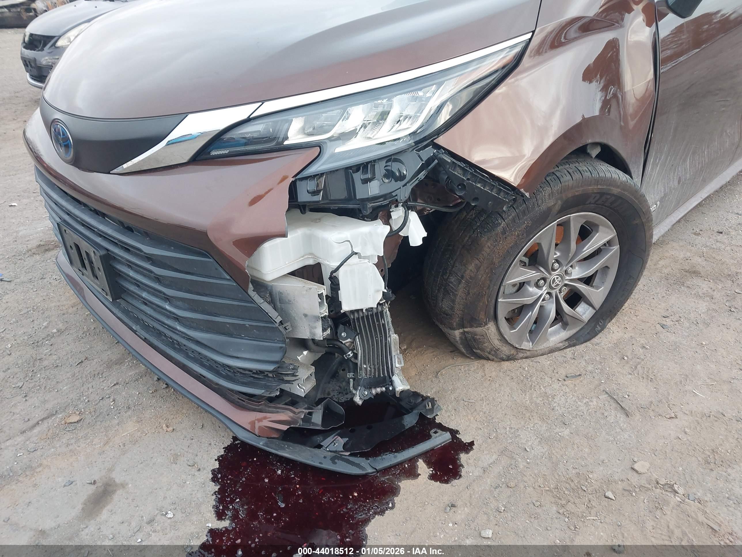 TOYOTA SIENNA image 6