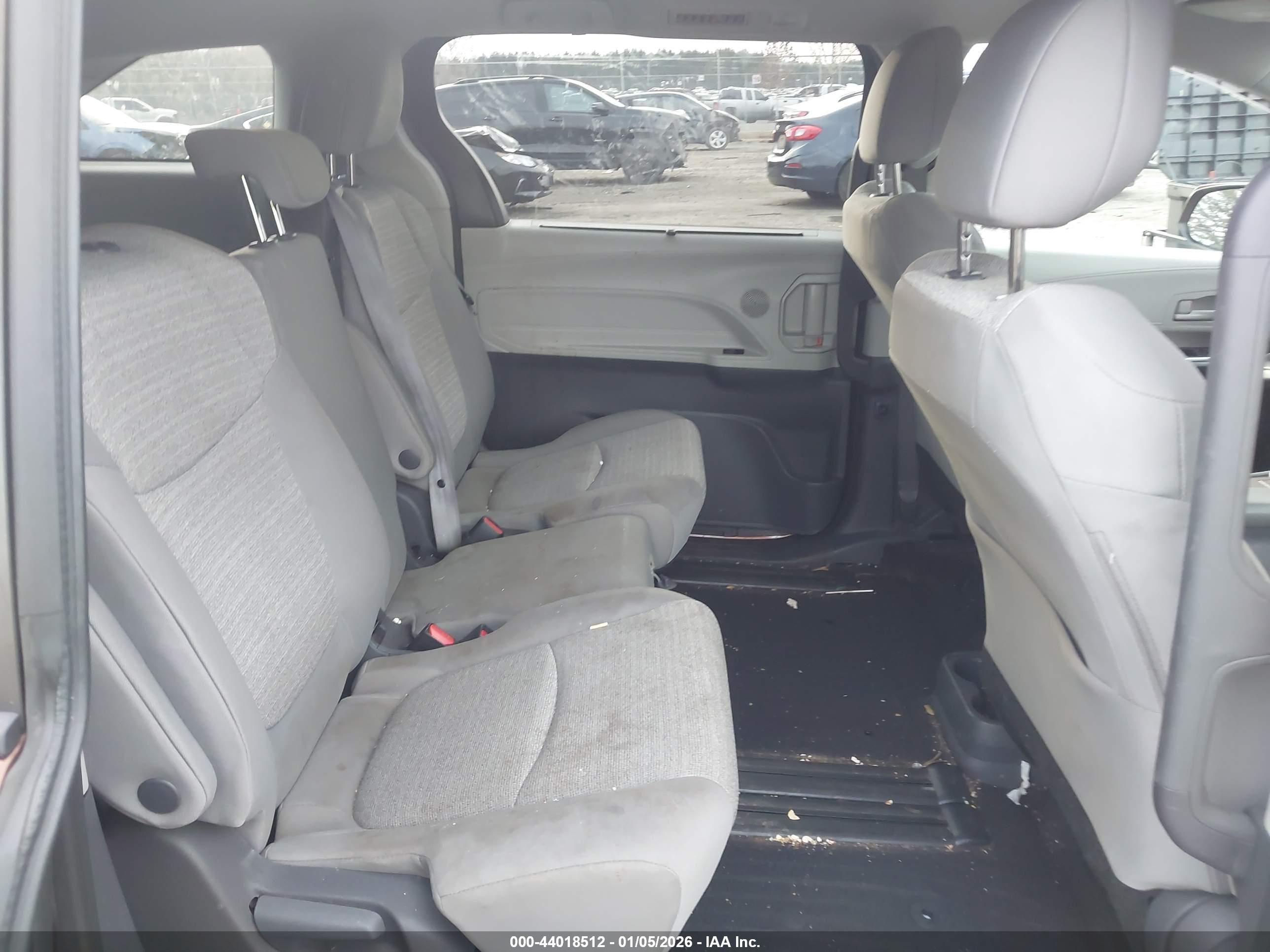 TOYOTA SIENNA image 8