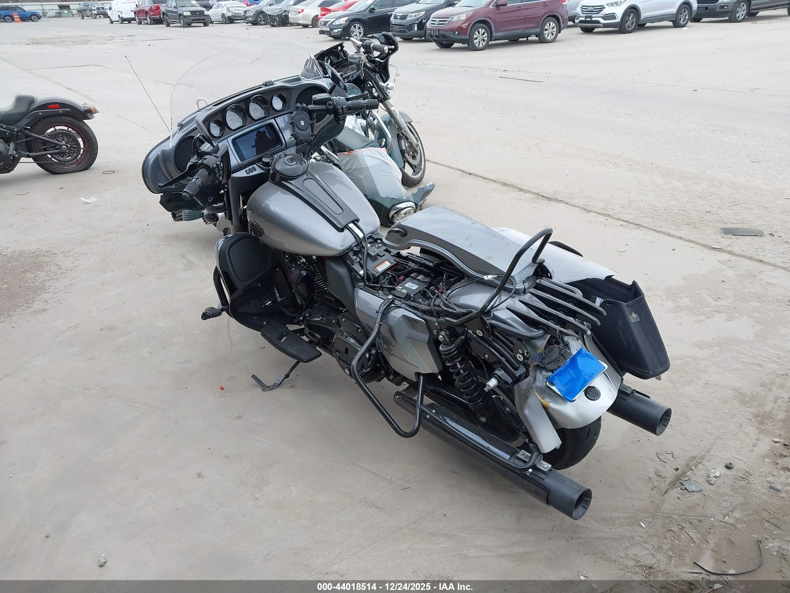 HARLEY-DAVIDSON FLHTKSE image 3