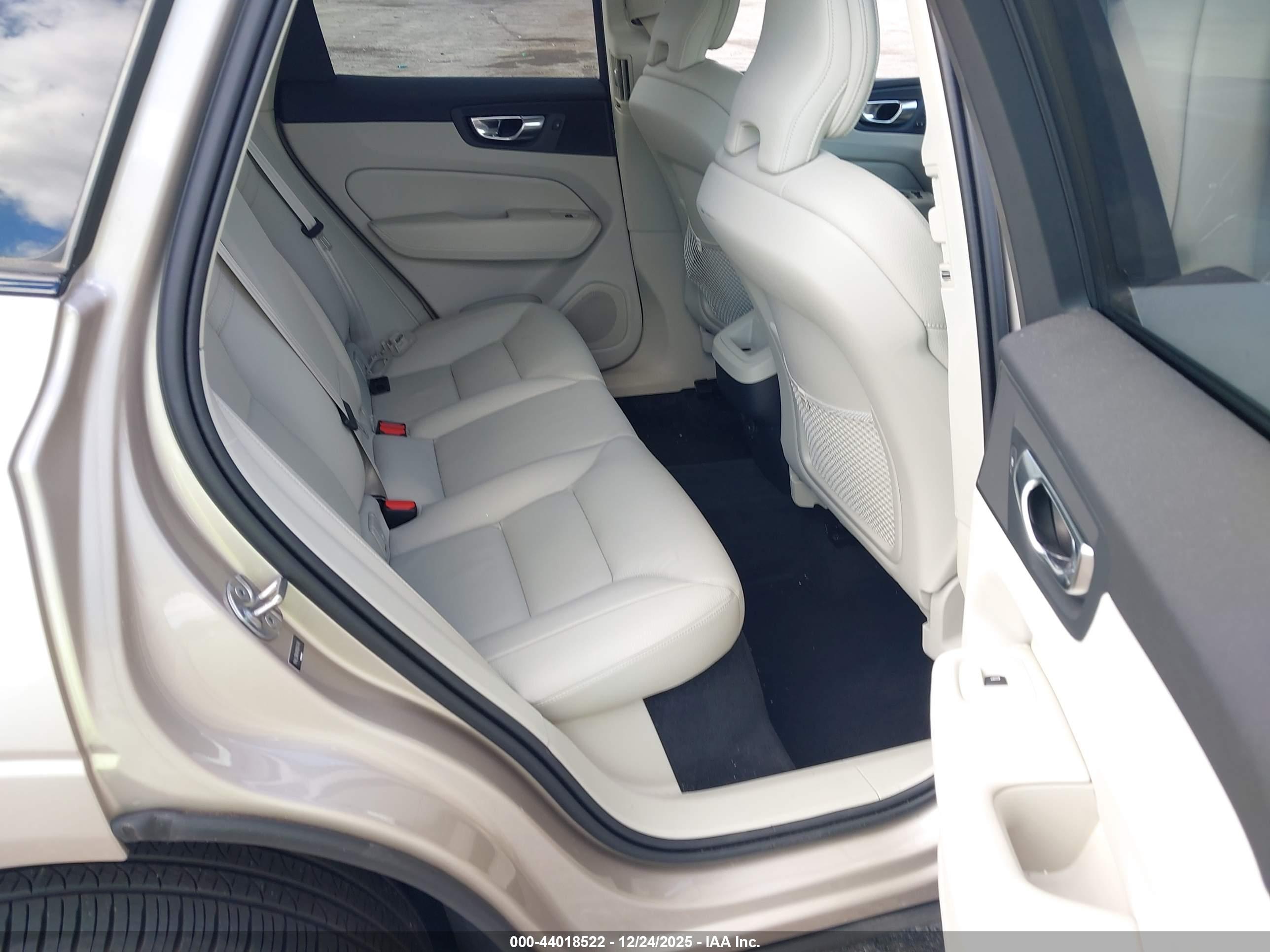VOLVO XC60 image 8