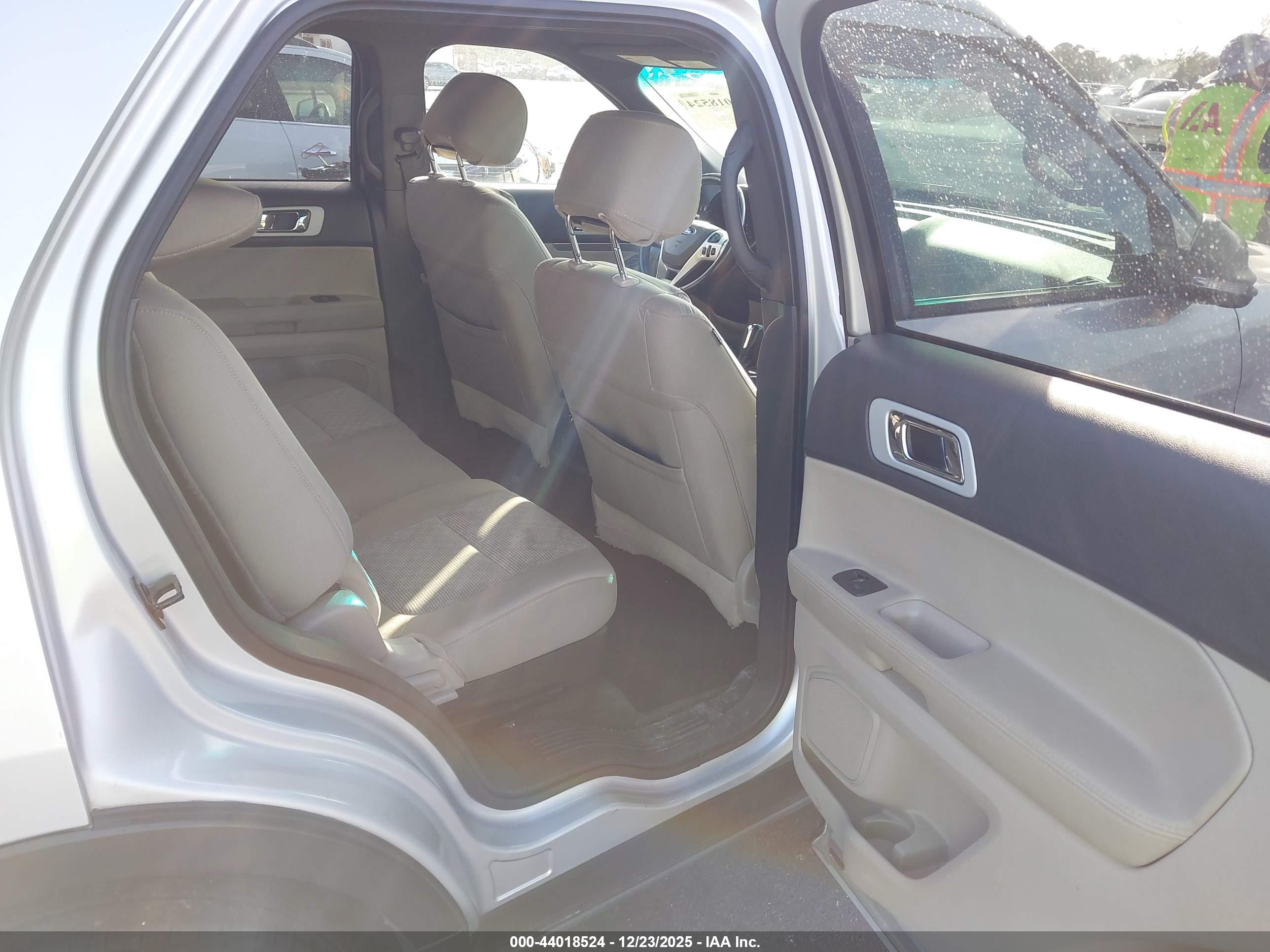 FORD EXPLORER image 8