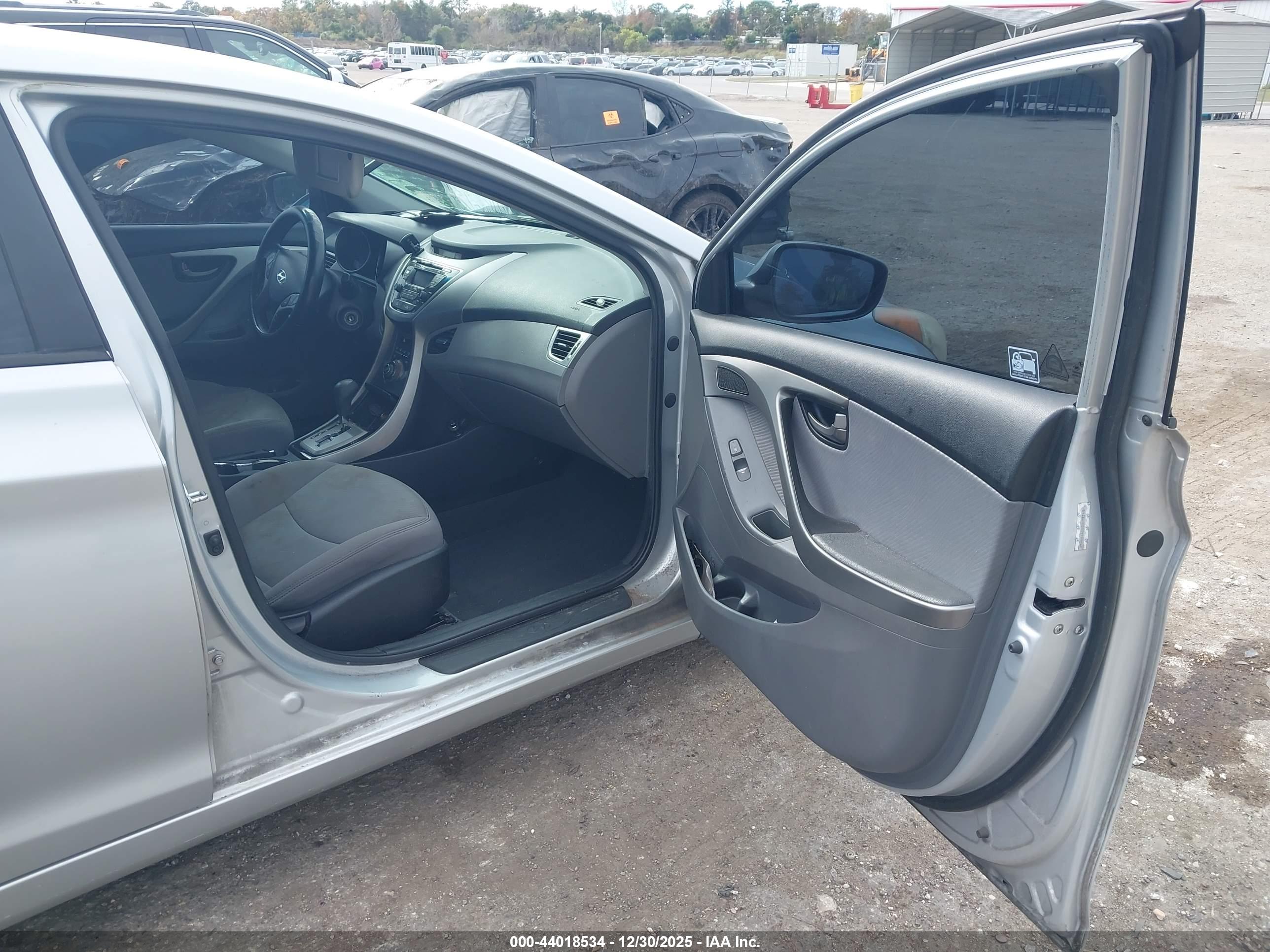 HYUNDAI ELANTRA image 5