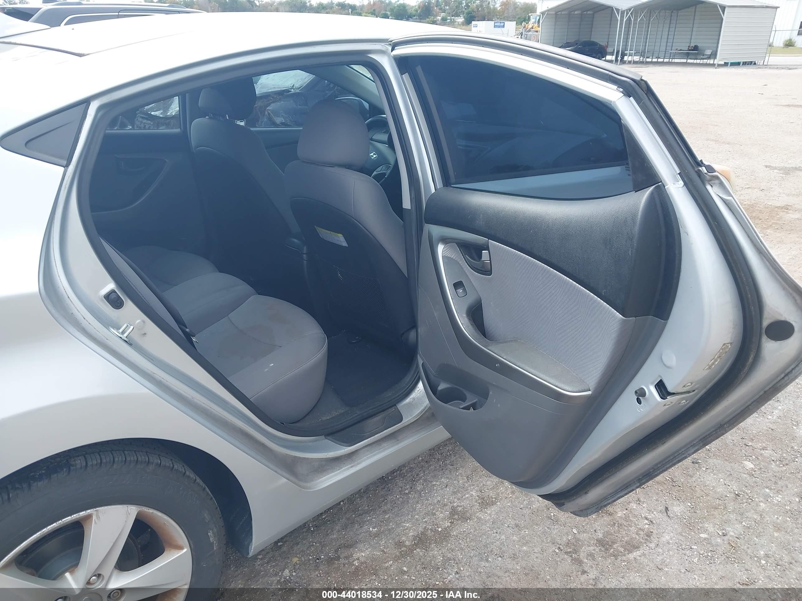 HYUNDAI ELANTRA image 8
