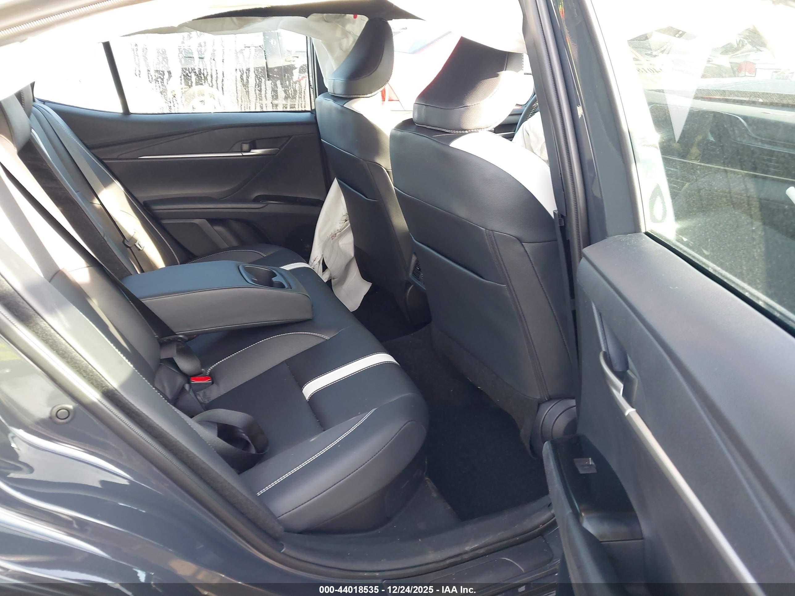 TOYOTA CAMRY image 8