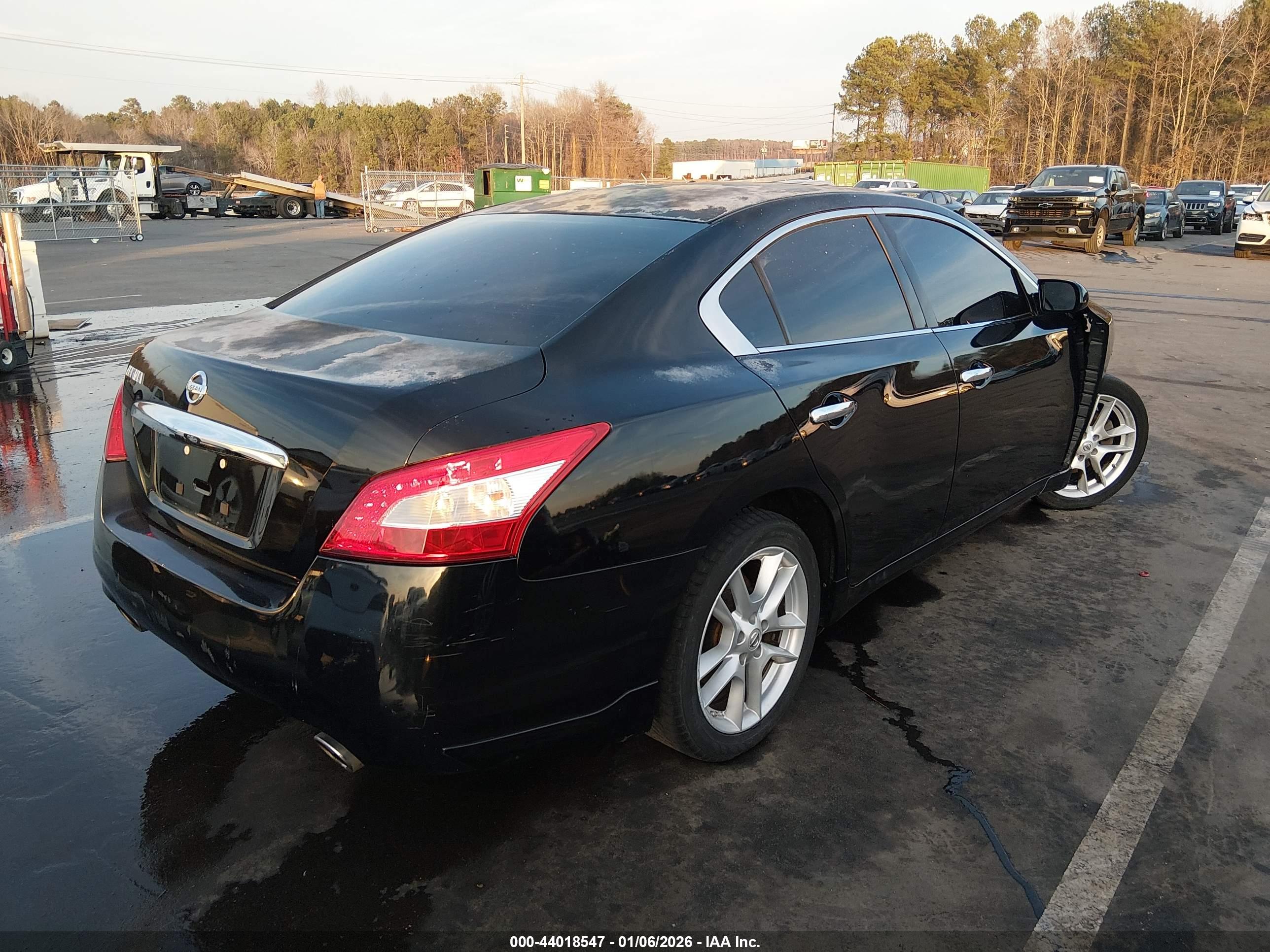 NISSAN MAXIMA image 4