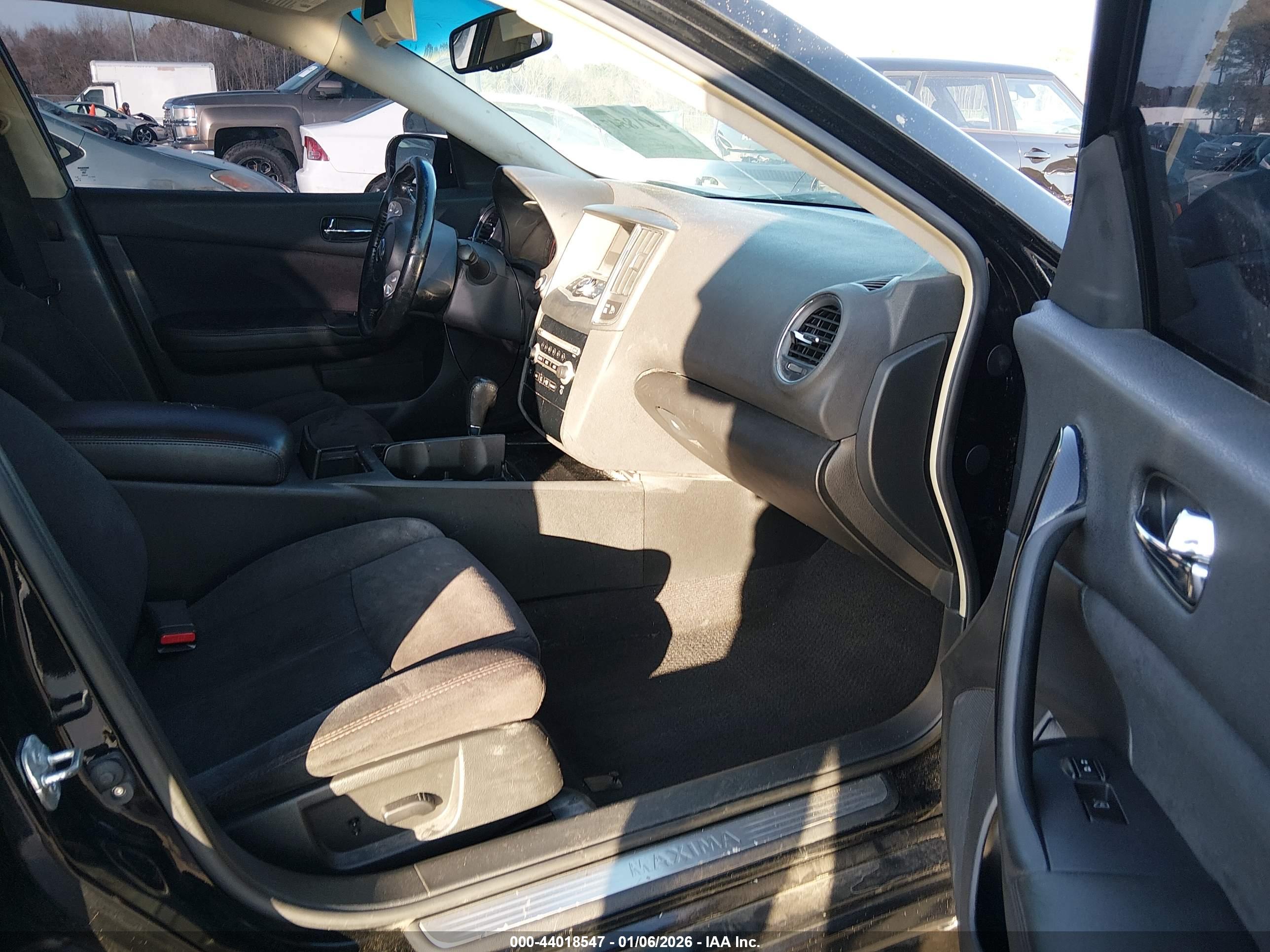 NISSAN MAXIMA image 5