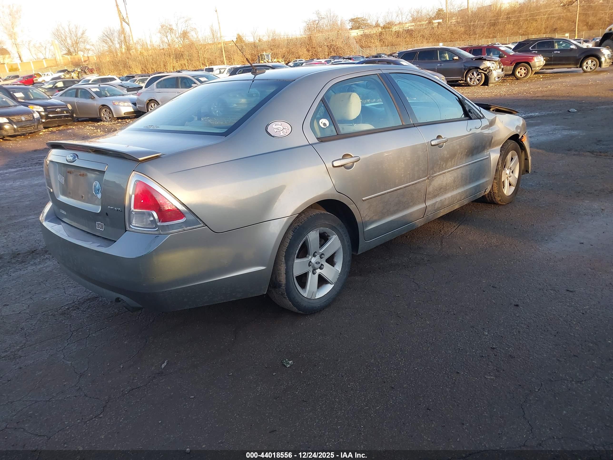 FORD FUSION image 4