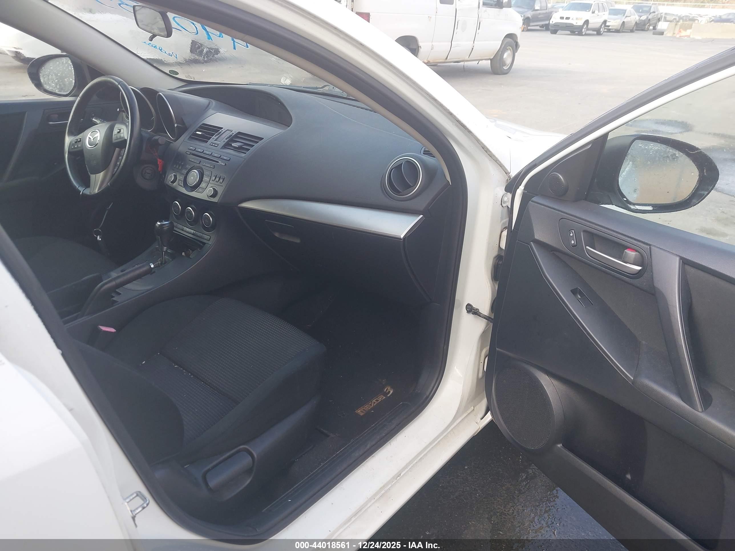 MAZDA MAZDA3 image 5