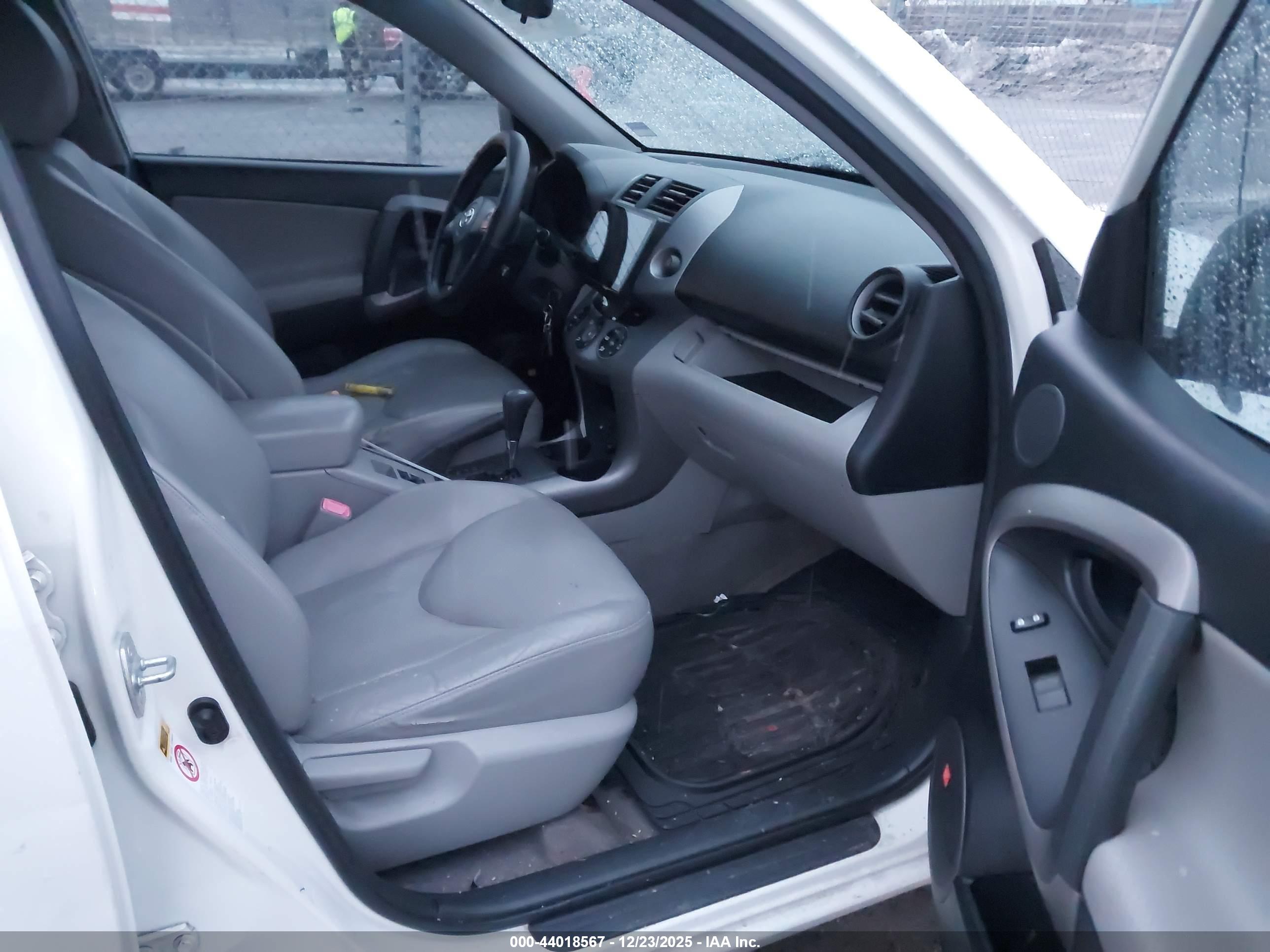 TOYOTA RAV4 image 5