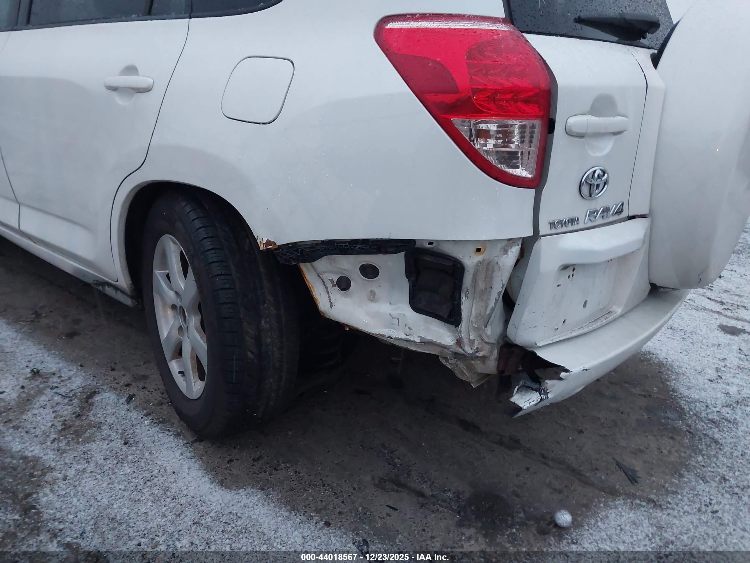 TOYOTA RAV4 image 6