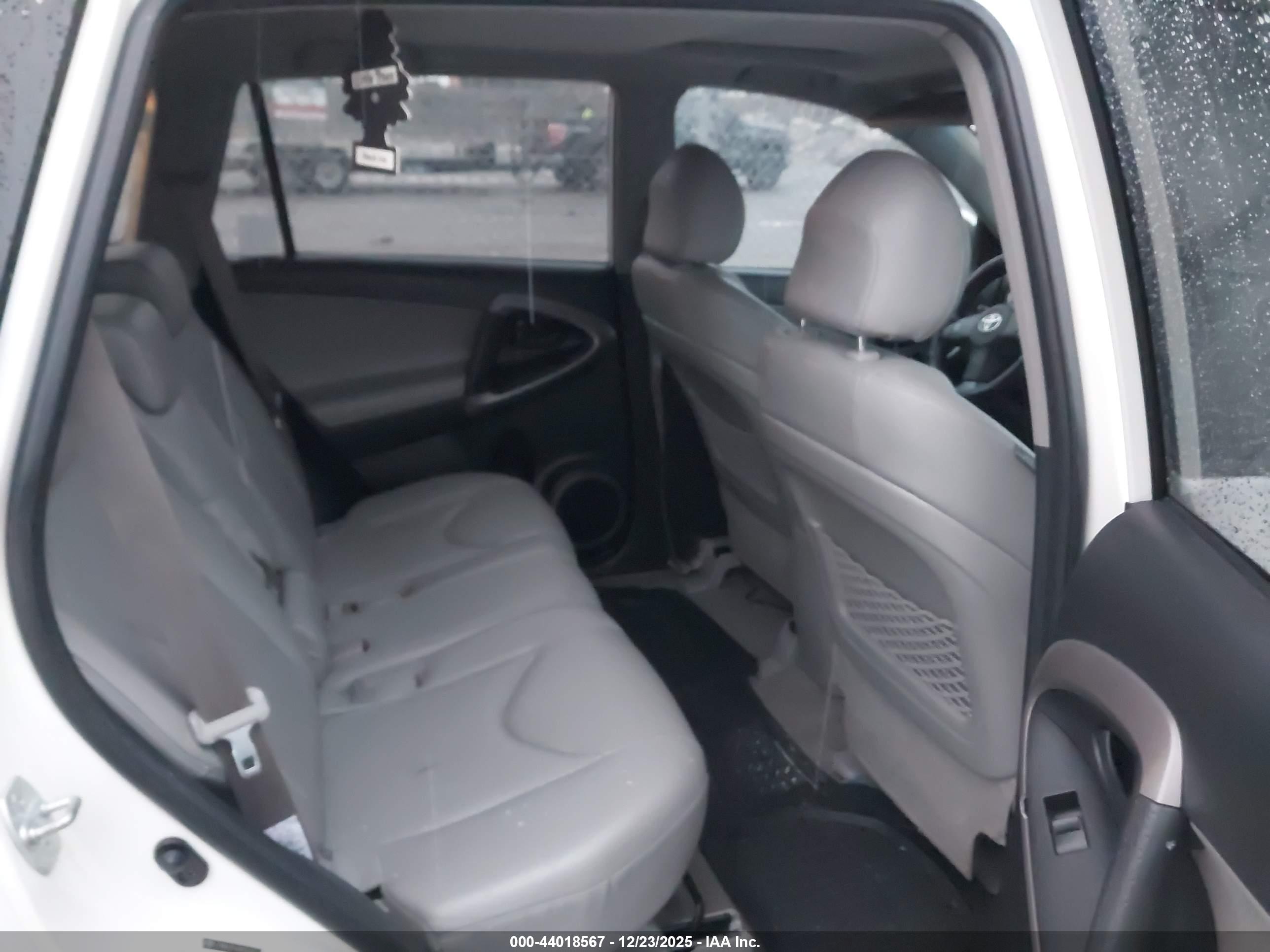 TOYOTA RAV4 image 8