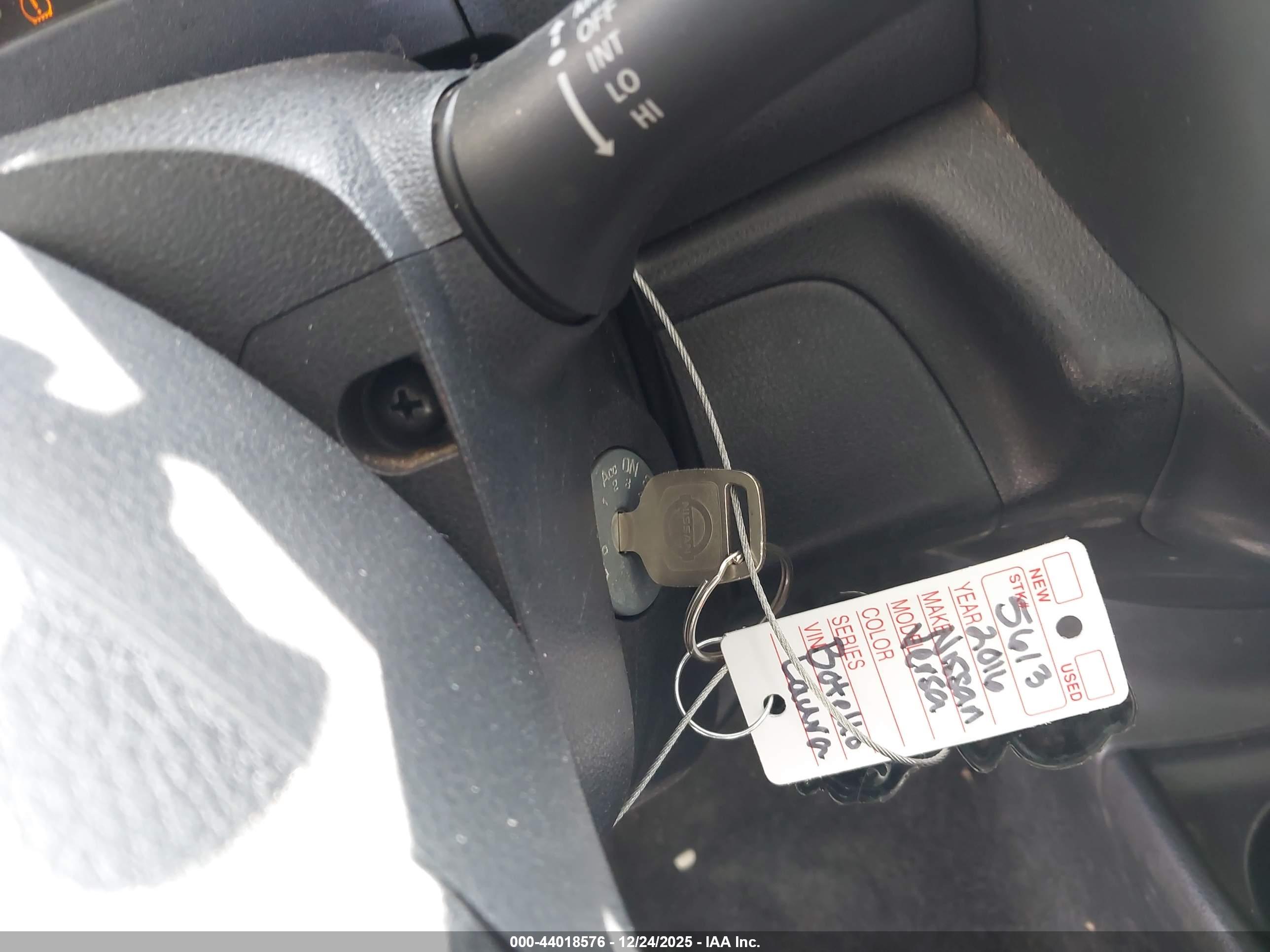NISSAN VERSA image 11