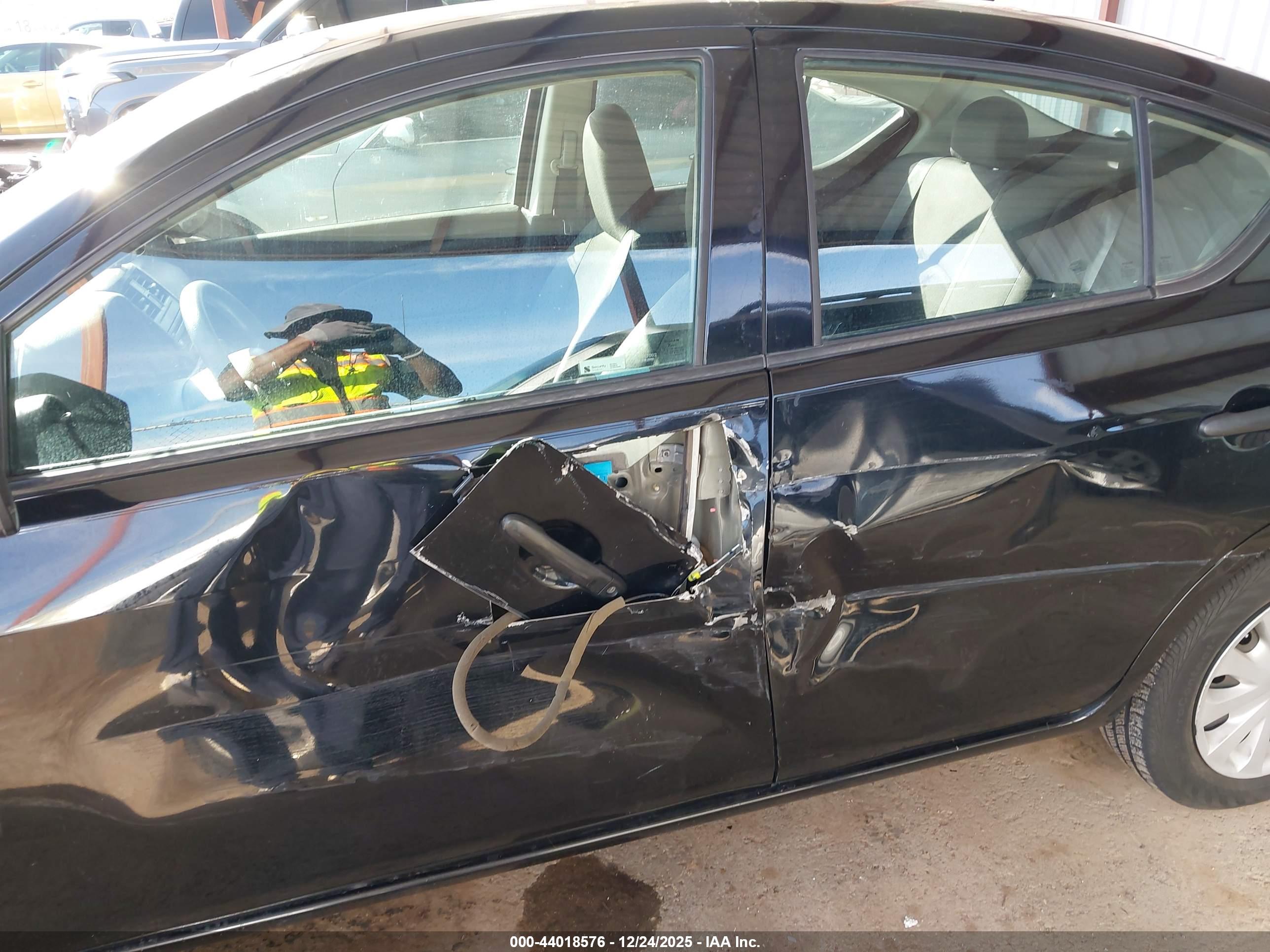 NISSAN VERSA image 6