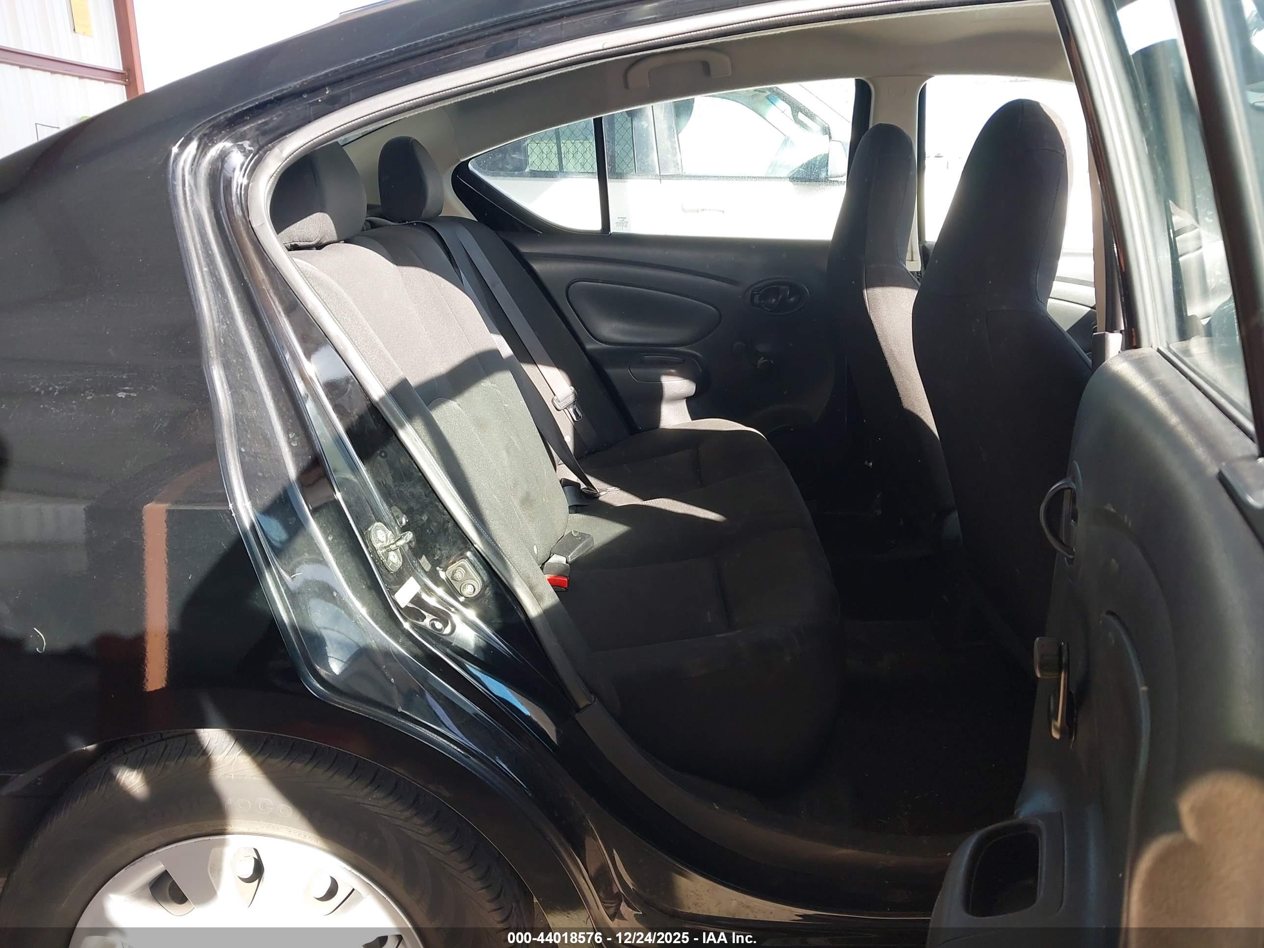 NISSAN VERSA image 8