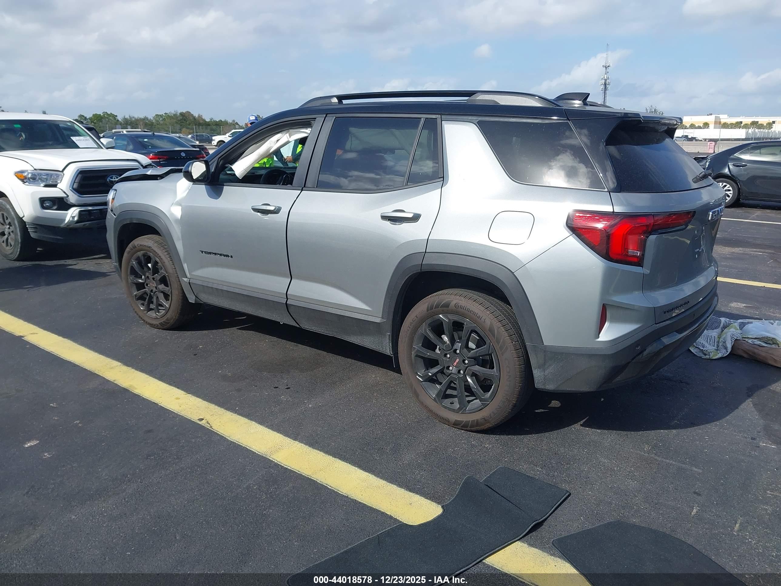 GMC TERRAIN image 3