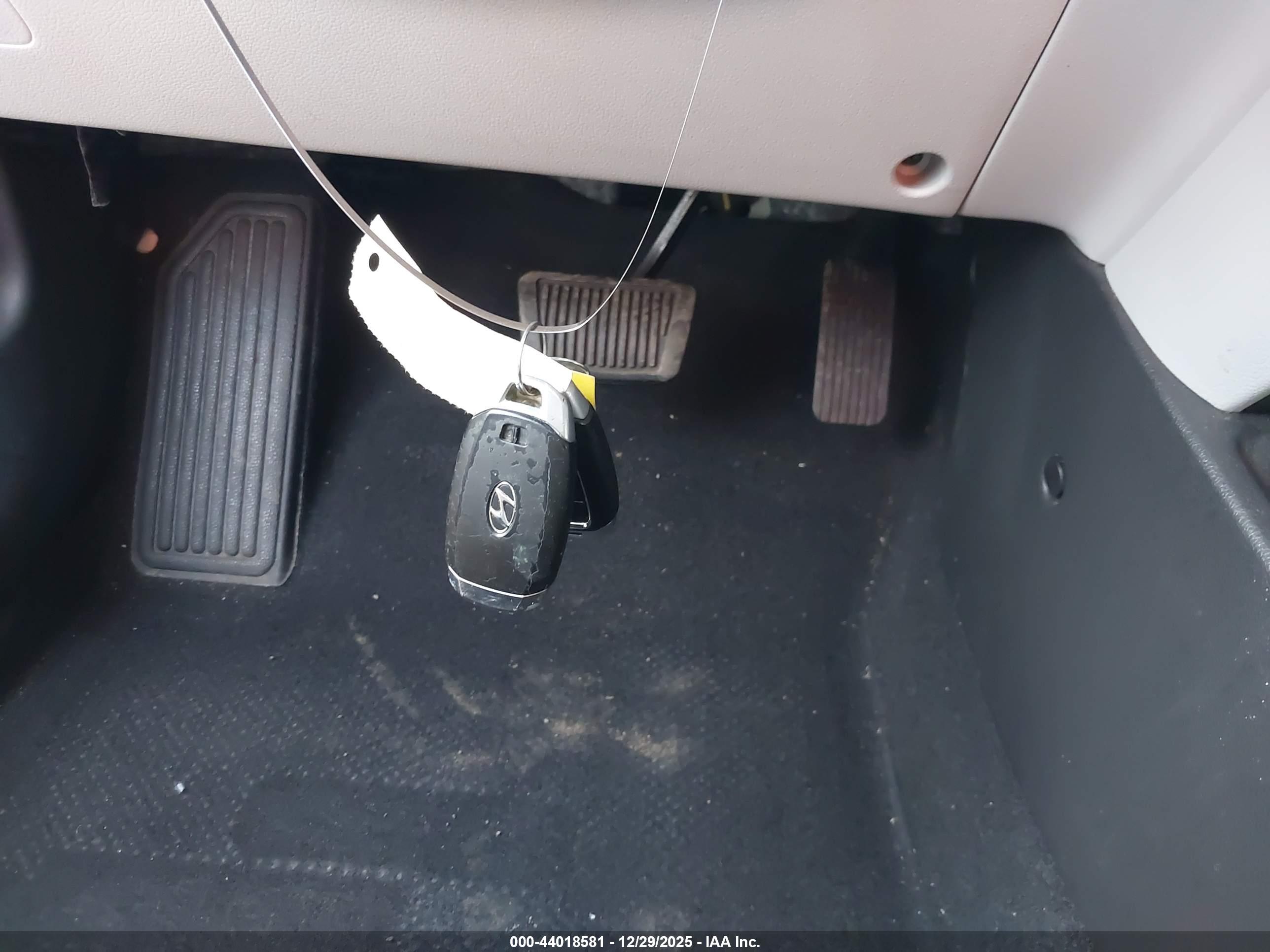 HYUNDAI KONA image 11