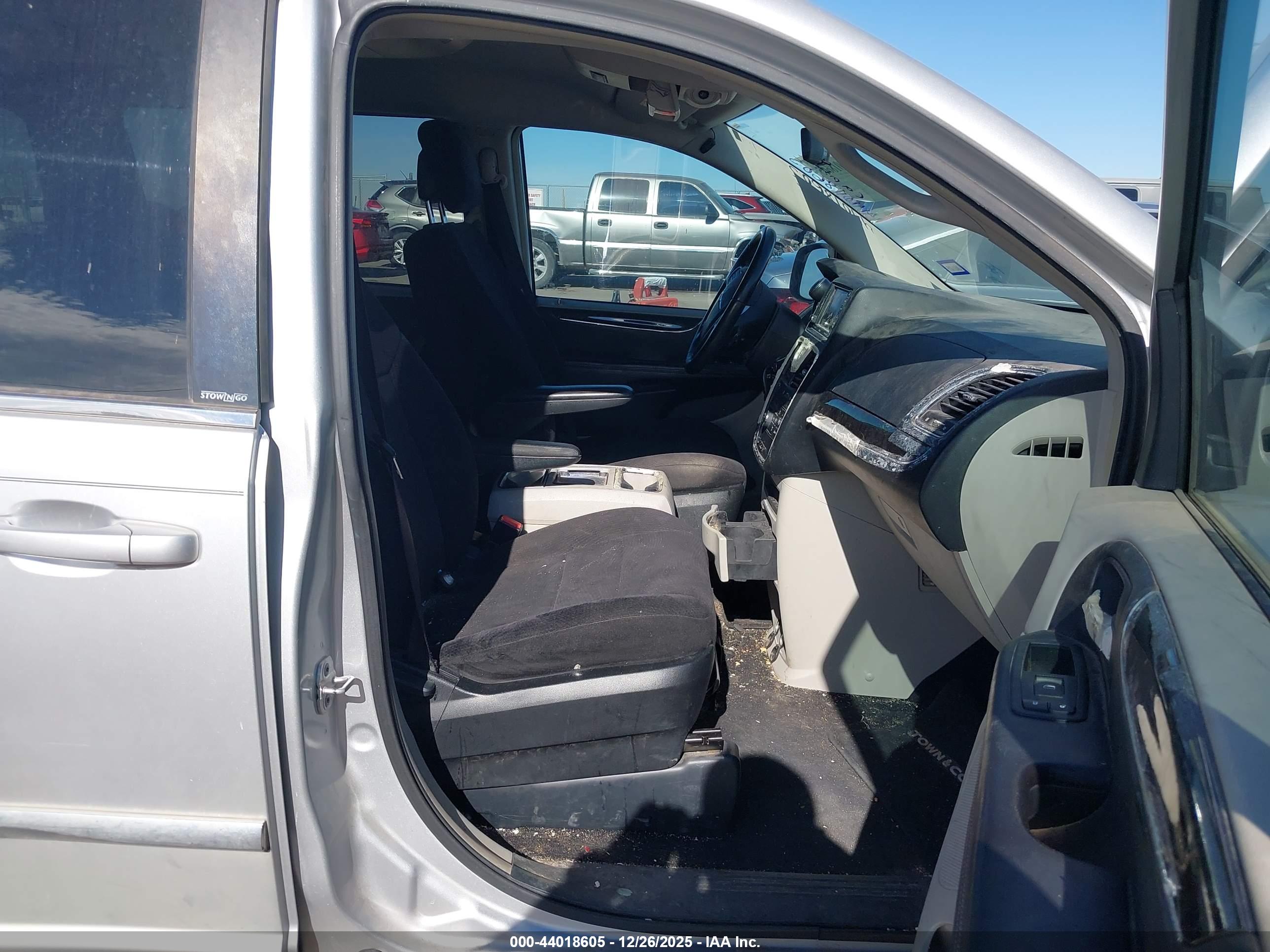 CHRYSLER TOWN image 5