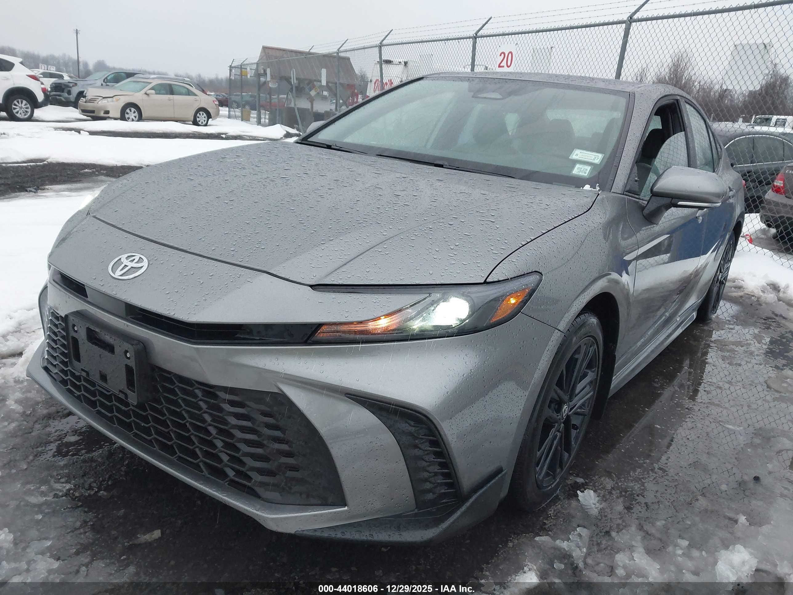 TOYOTA CAMRY image 2