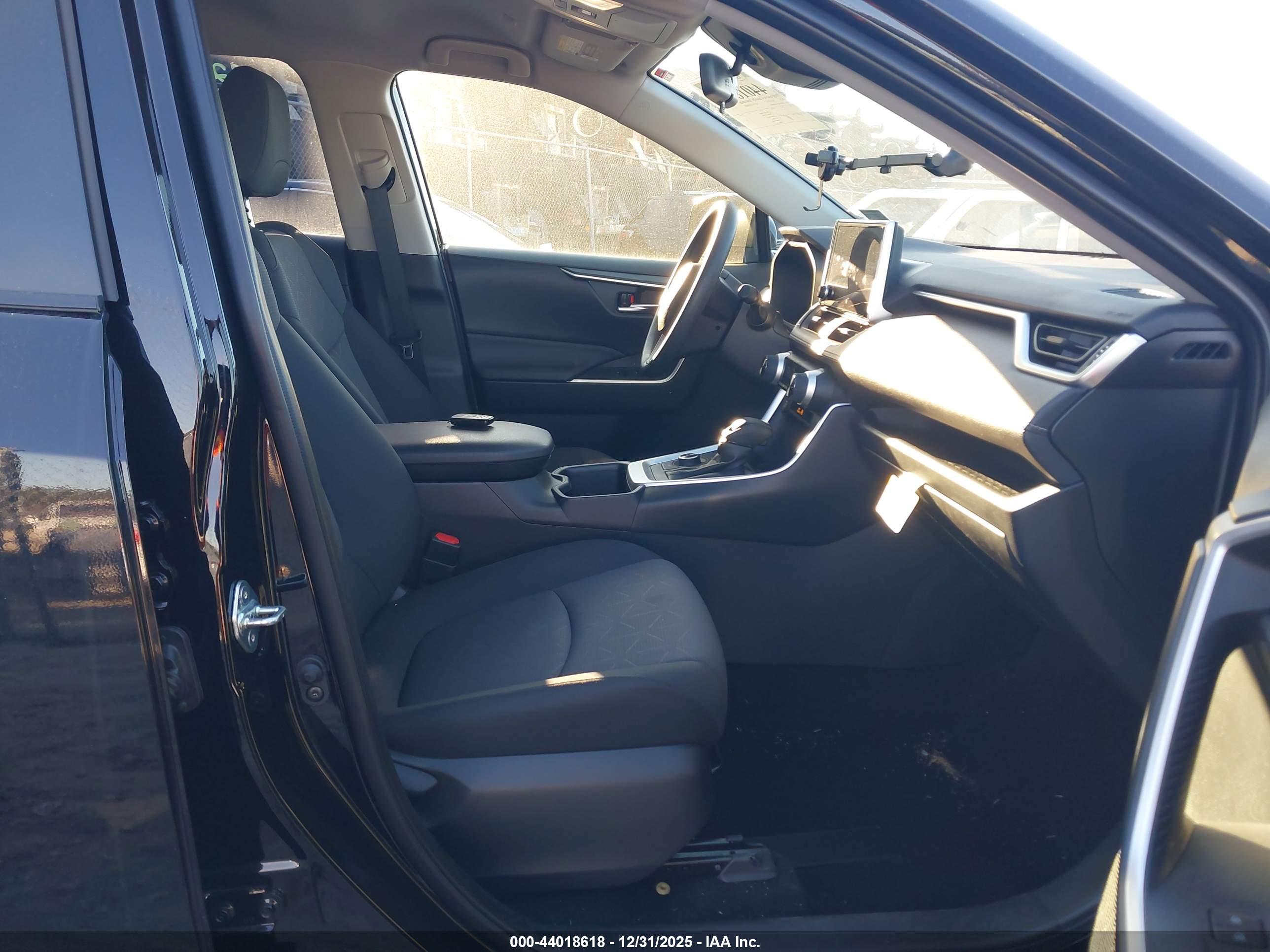 TOYOTA RAV4 image 5