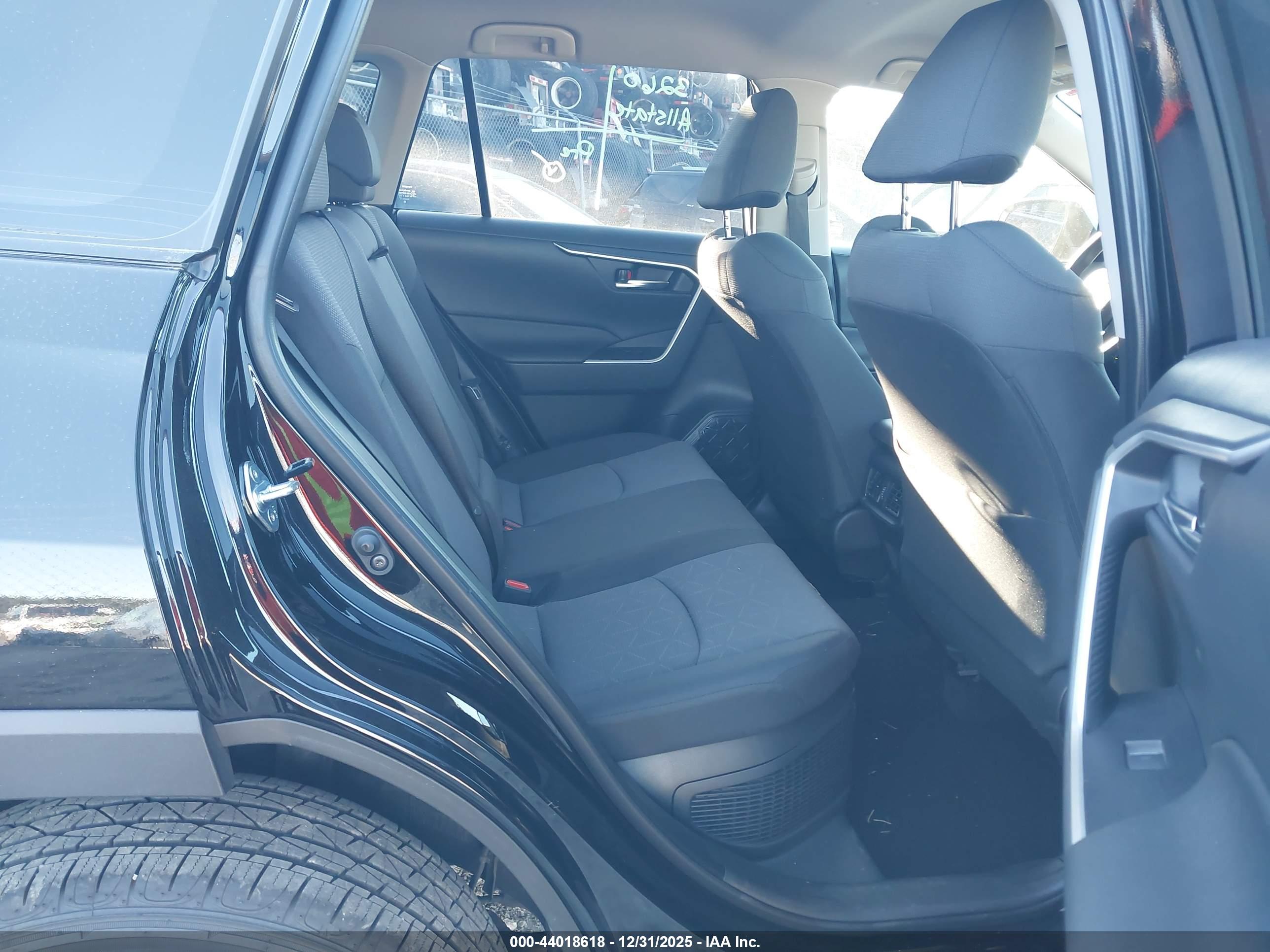 TOYOTA RAV4 image 8