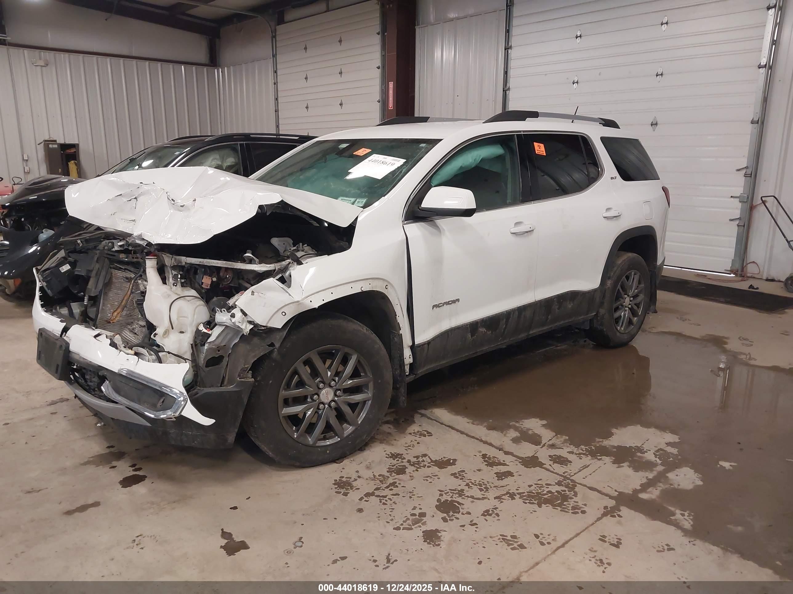 GMC ACADIA image 2