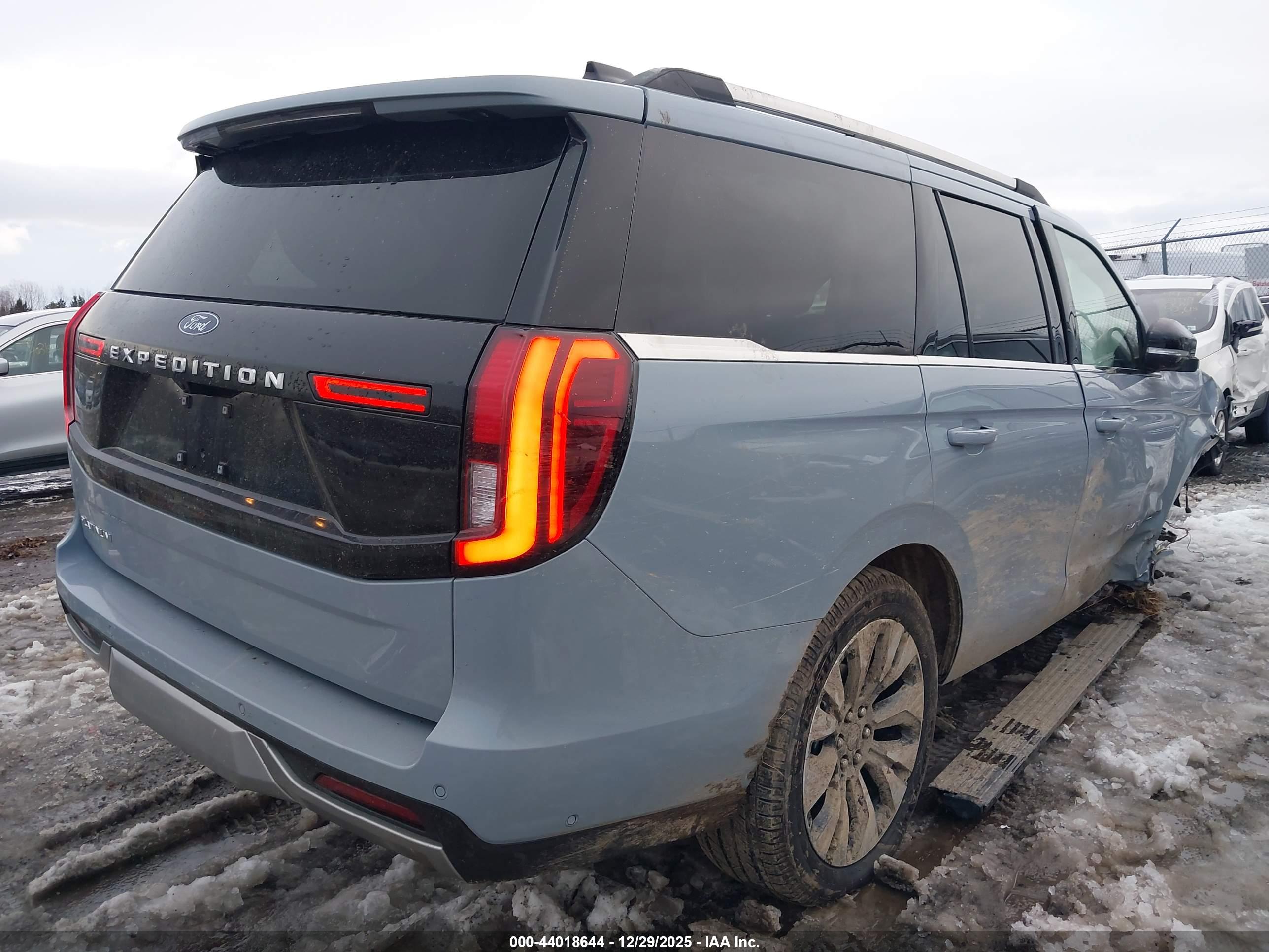 FORD EXPEDITION image 4