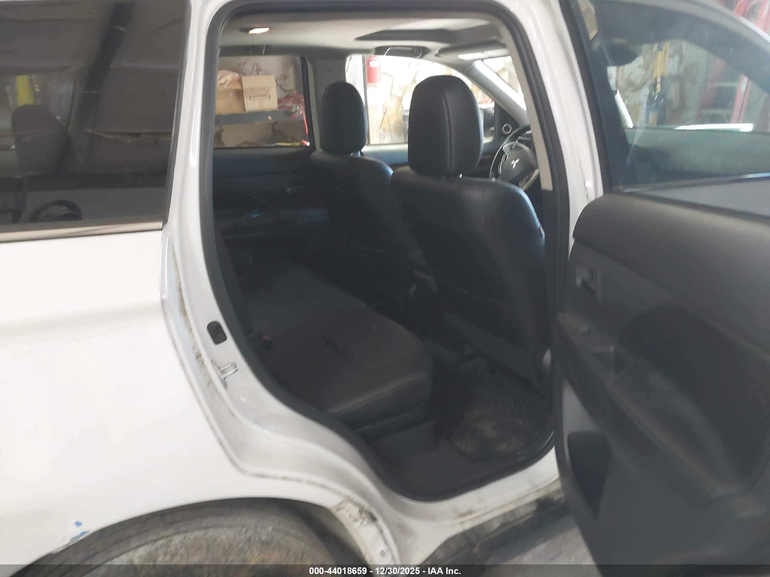 MITSUBISHI OUTLANDER image 8