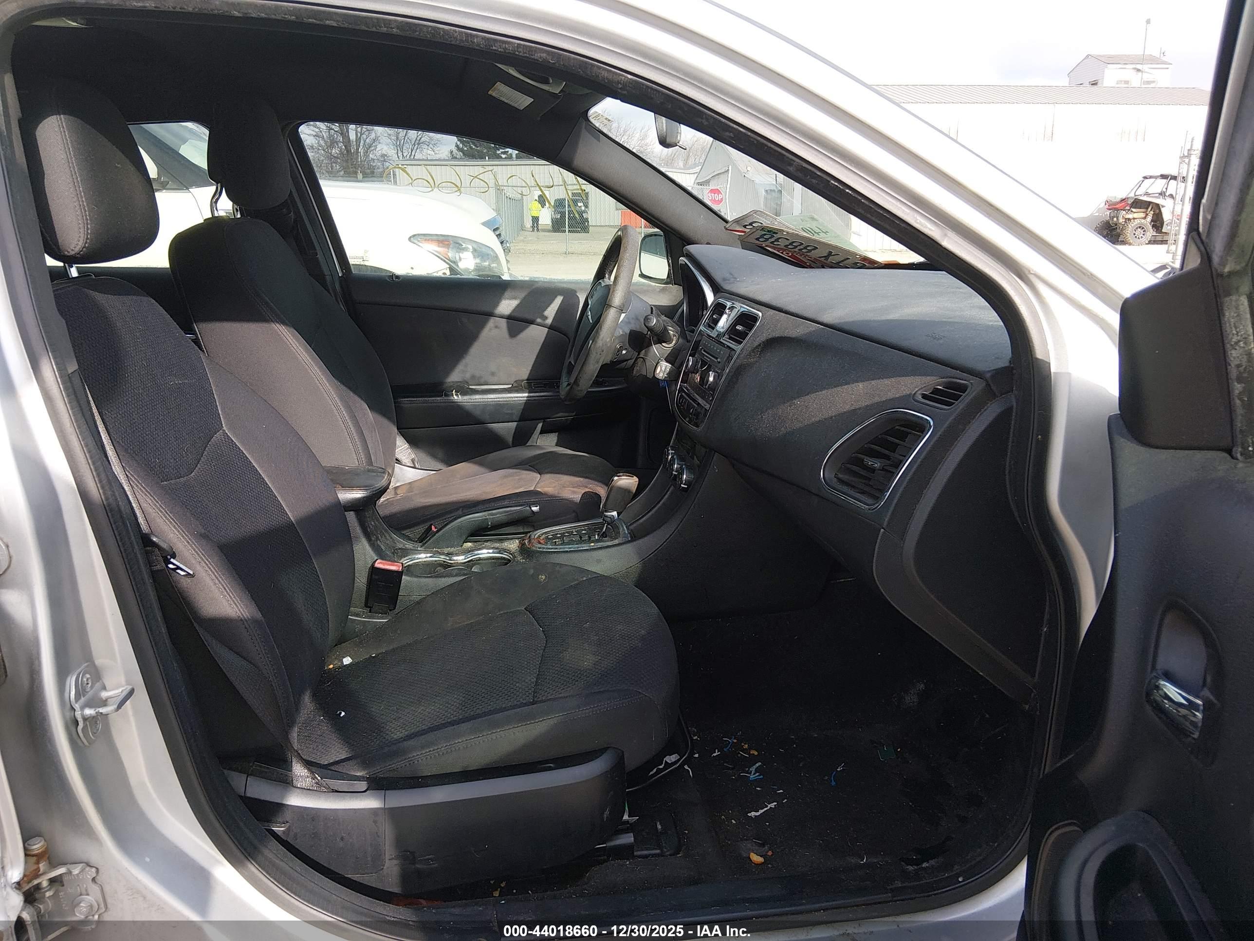 CHRYSLER 200 image 5